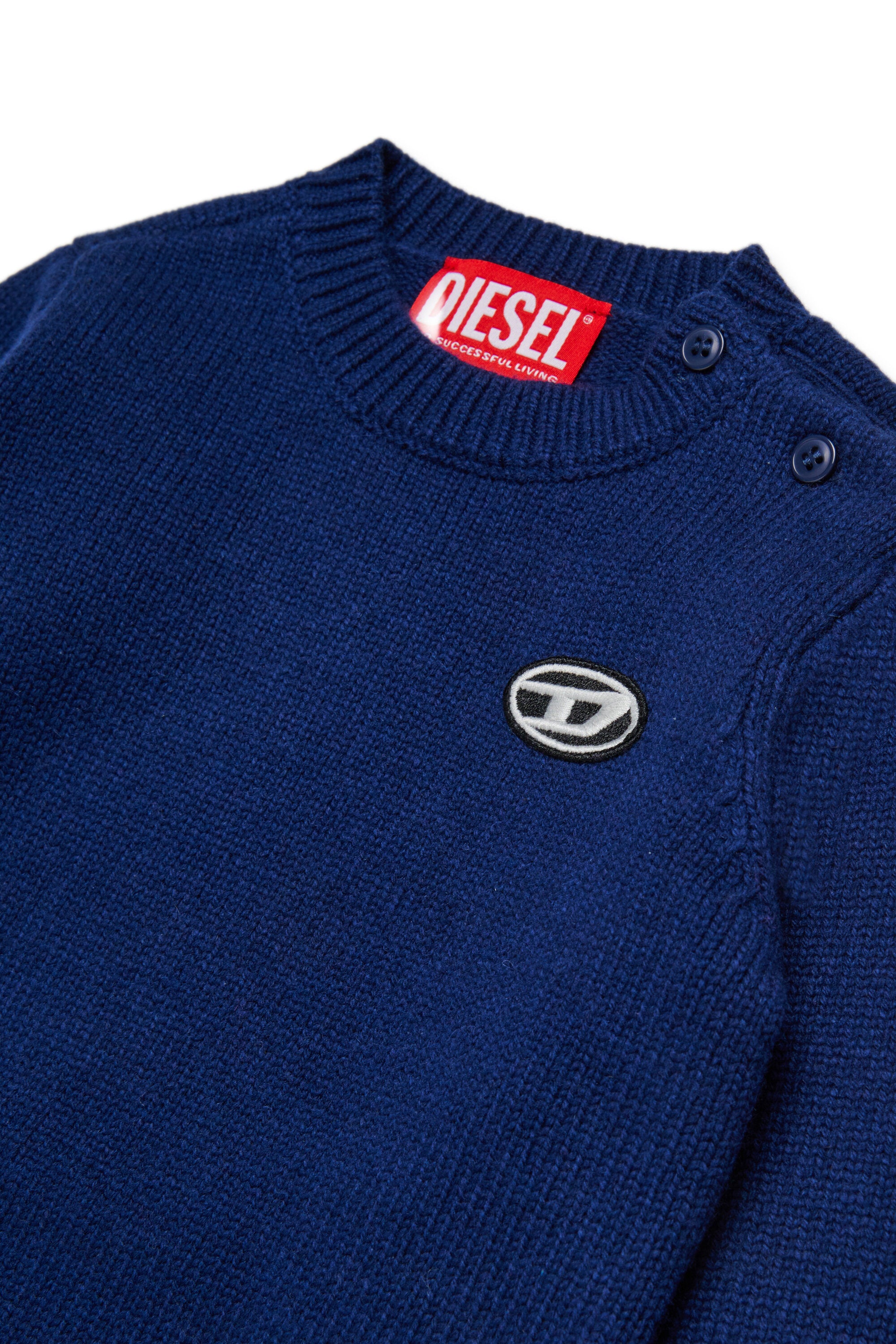 Pullover aus einer Kaschmirmischung mit aufgesetztem Oval D