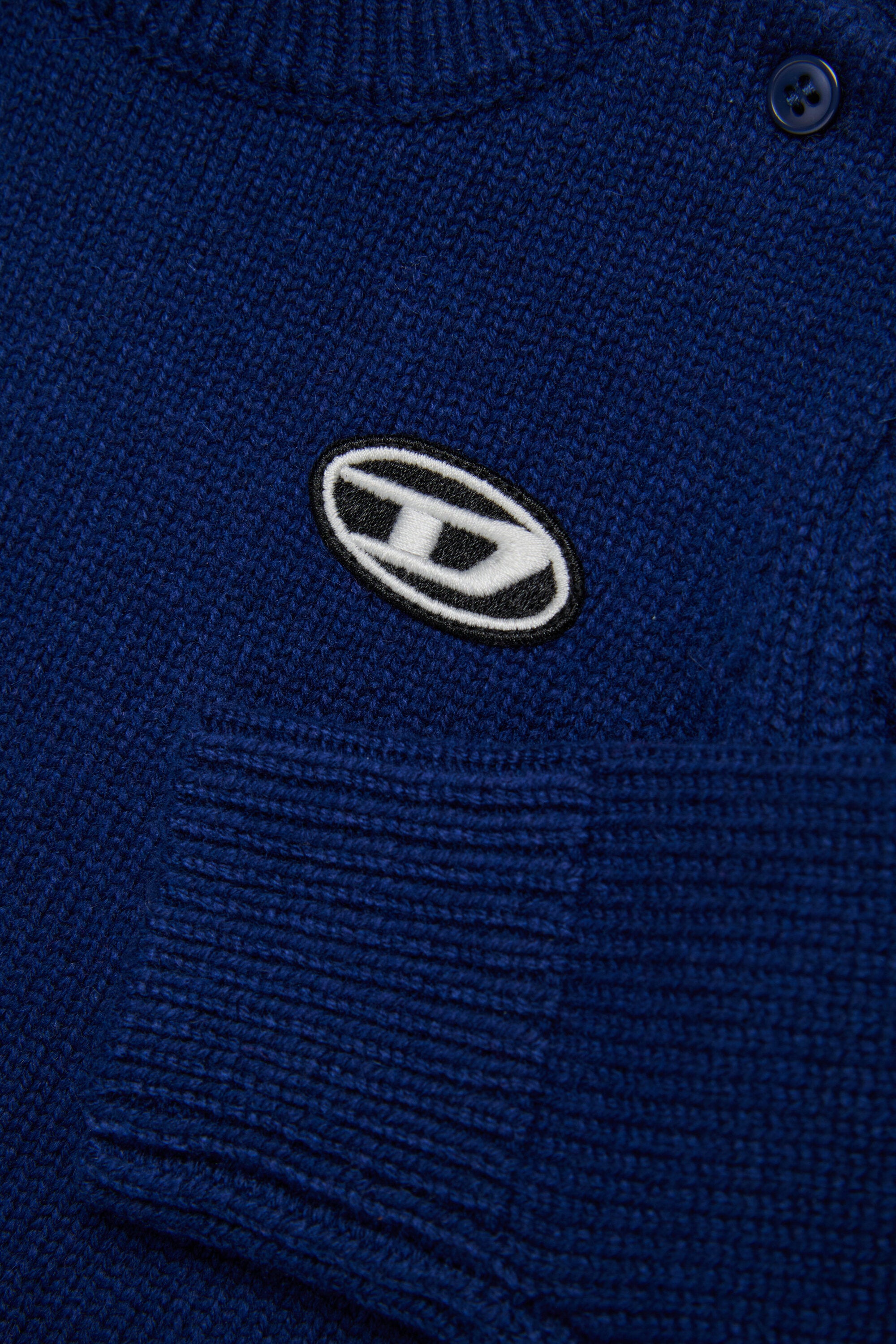 Pullover aus einer Kaschmirmischung mit aufgesetztem Oval D