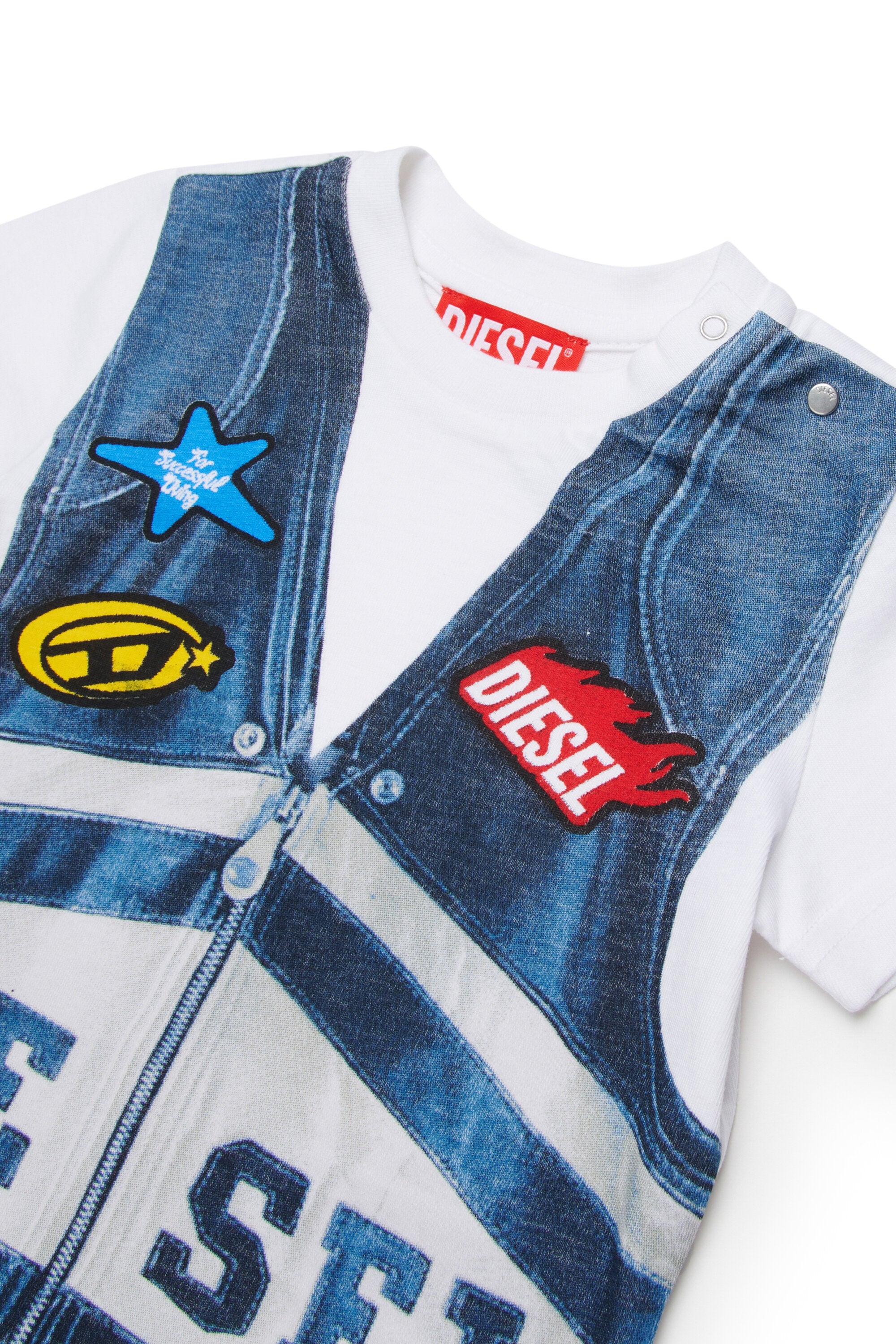 T-shirt con stampa effetto gilet denim