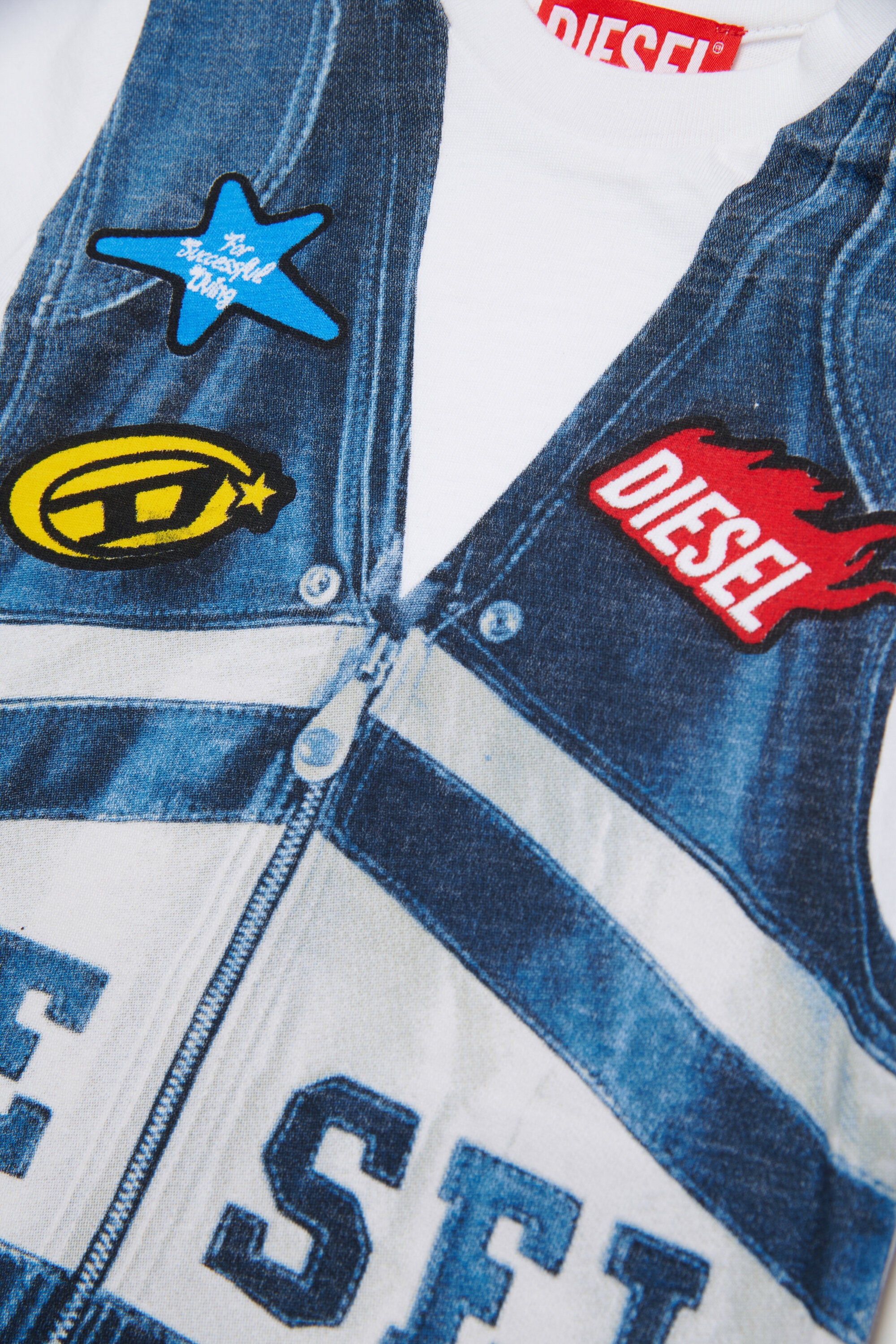 T-shirt con stampa effetto gilet denim