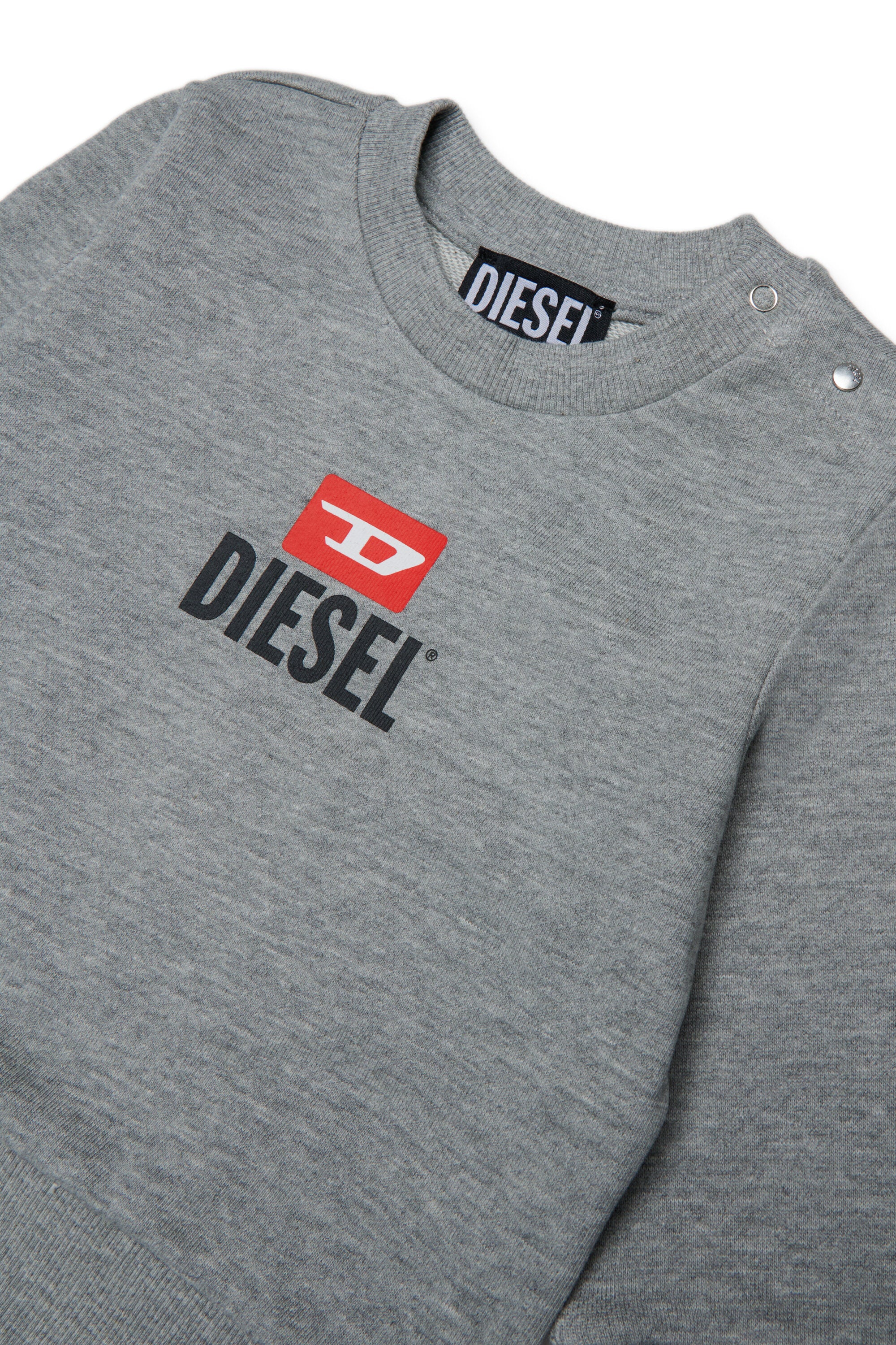 Trainingsanzug mit Logo