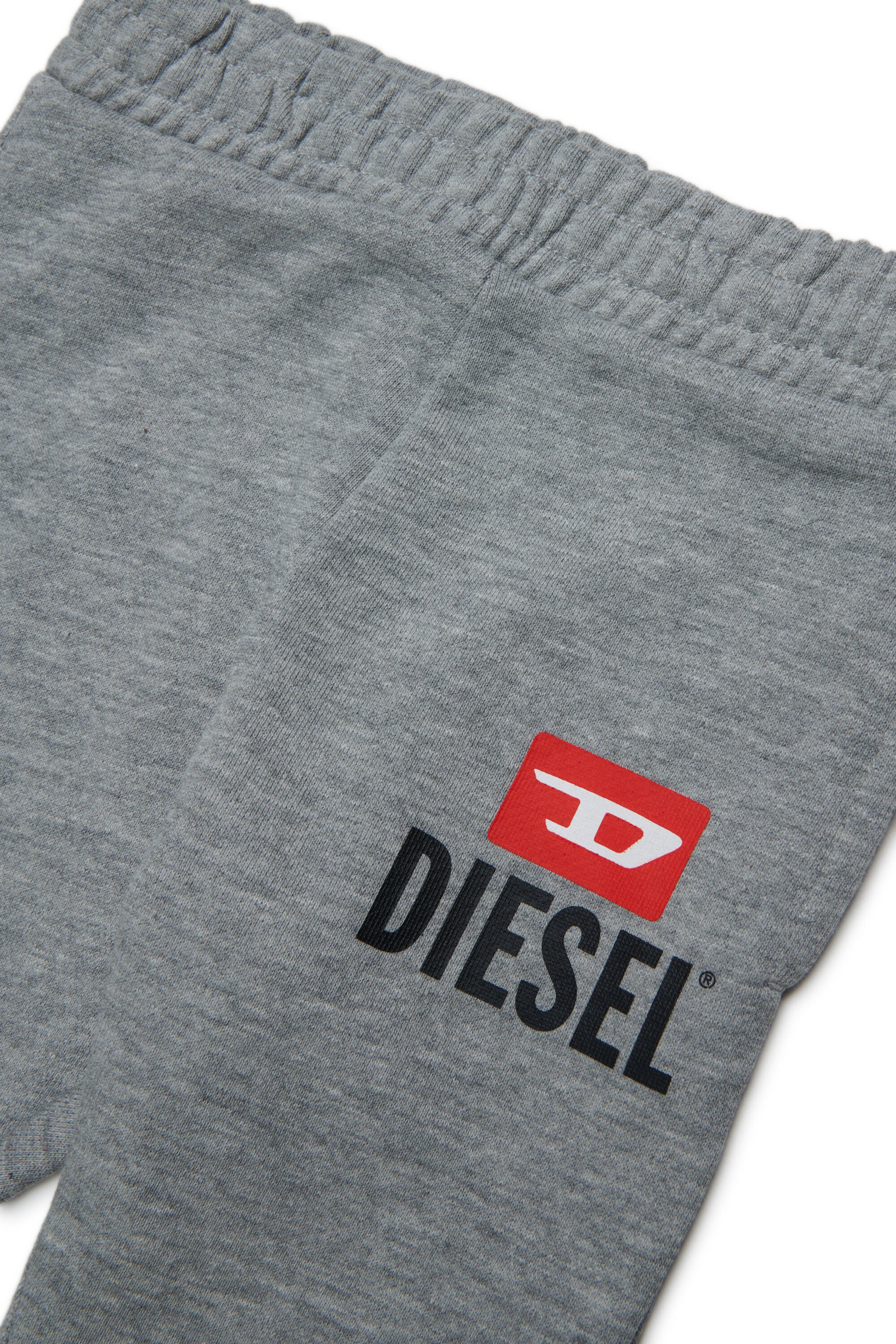 Trainingsanzug mit Logo