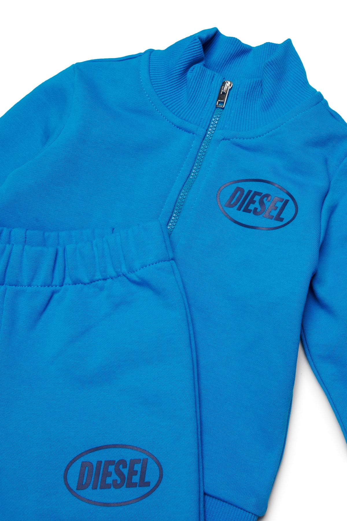 Trainingsanzug mit Logo
