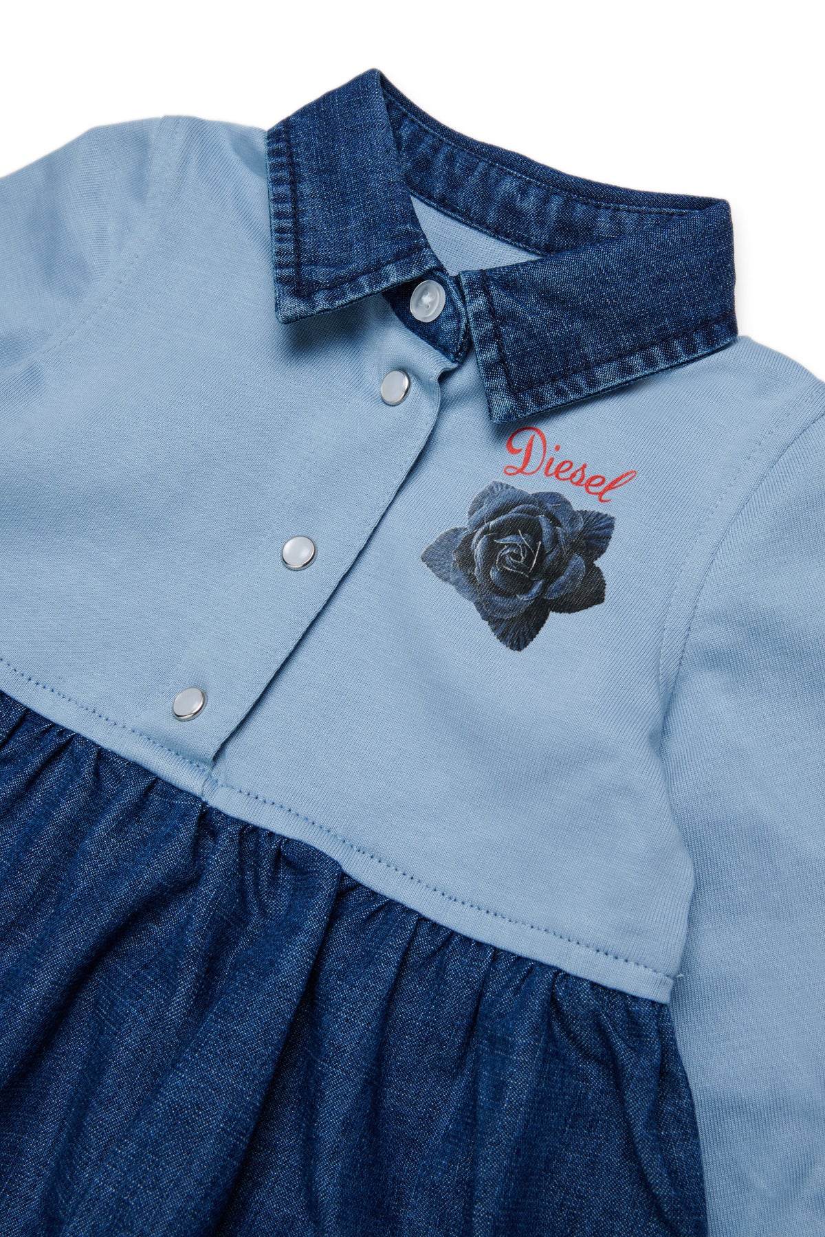 Kleid mit Kragen und Logo