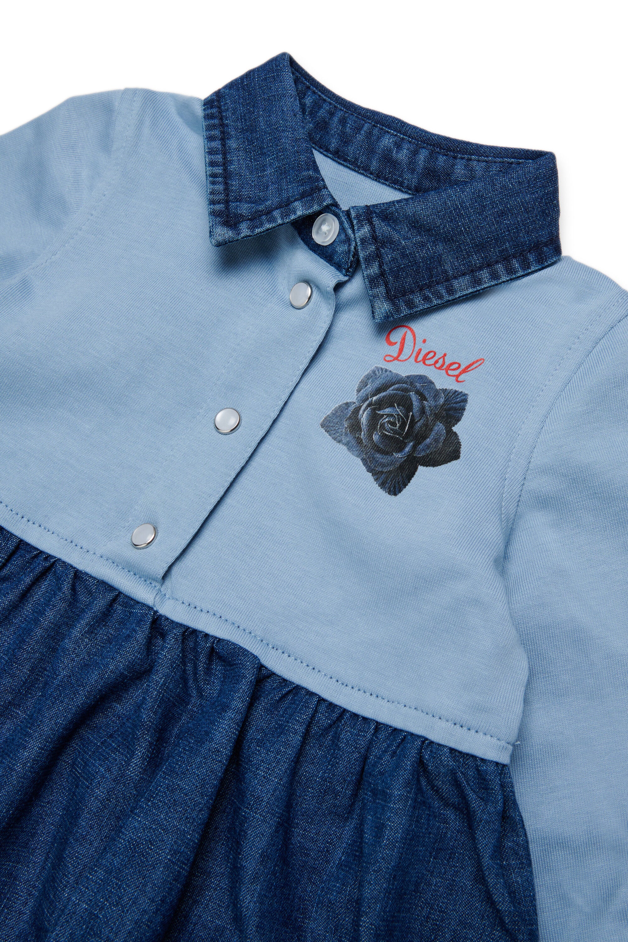Kleid mit Kragen und Logo