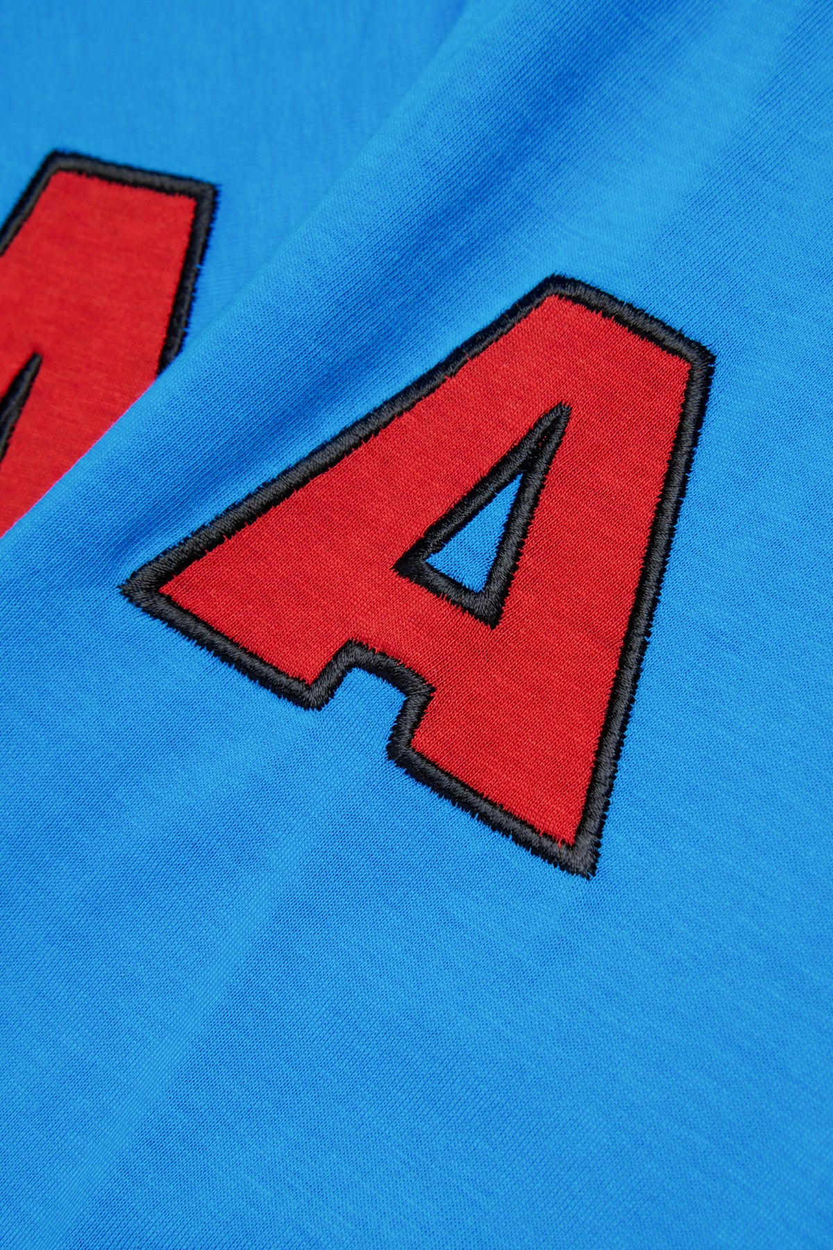 Camiseta con logo bordado