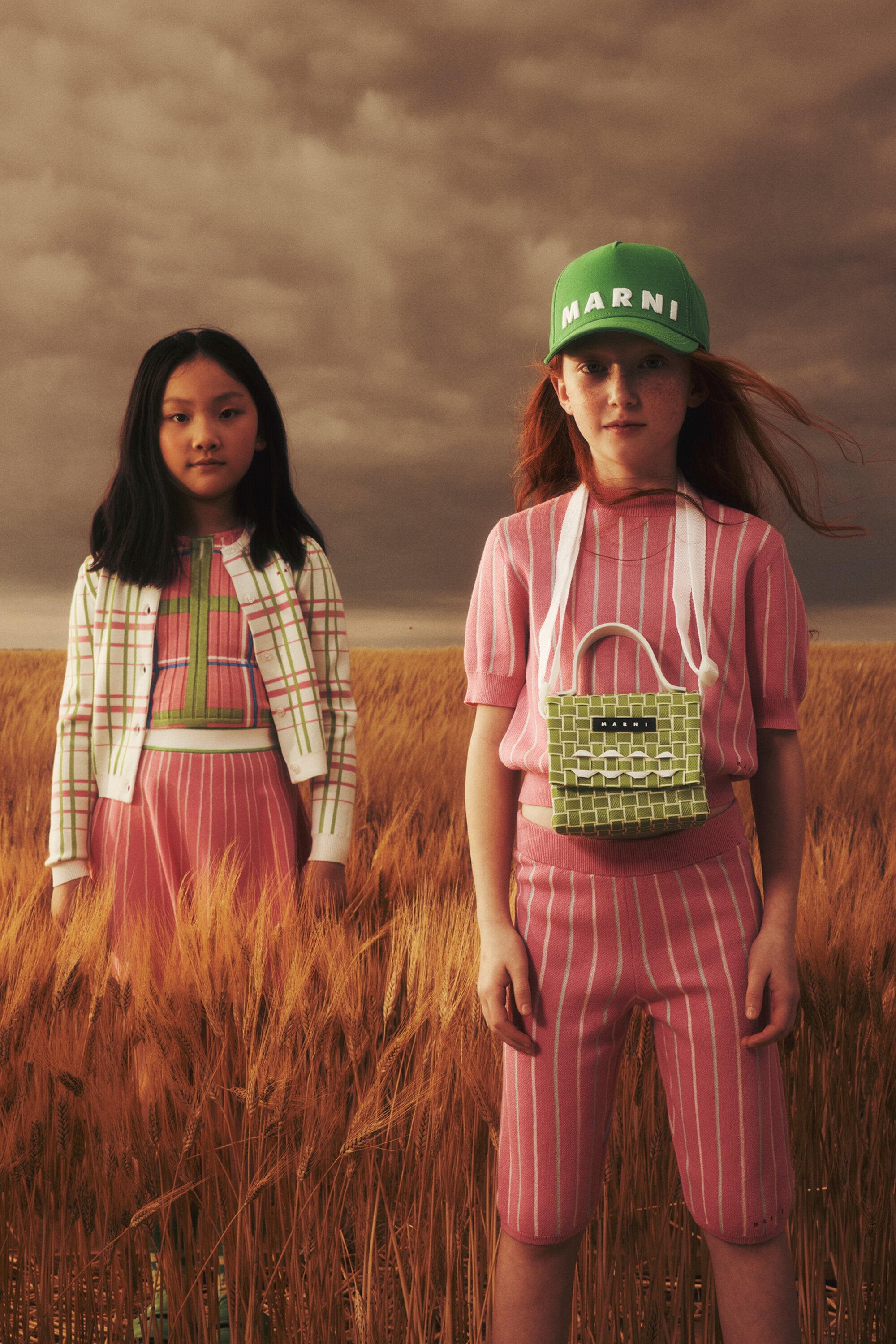 Strickoberteile mit vertikalen Streifen