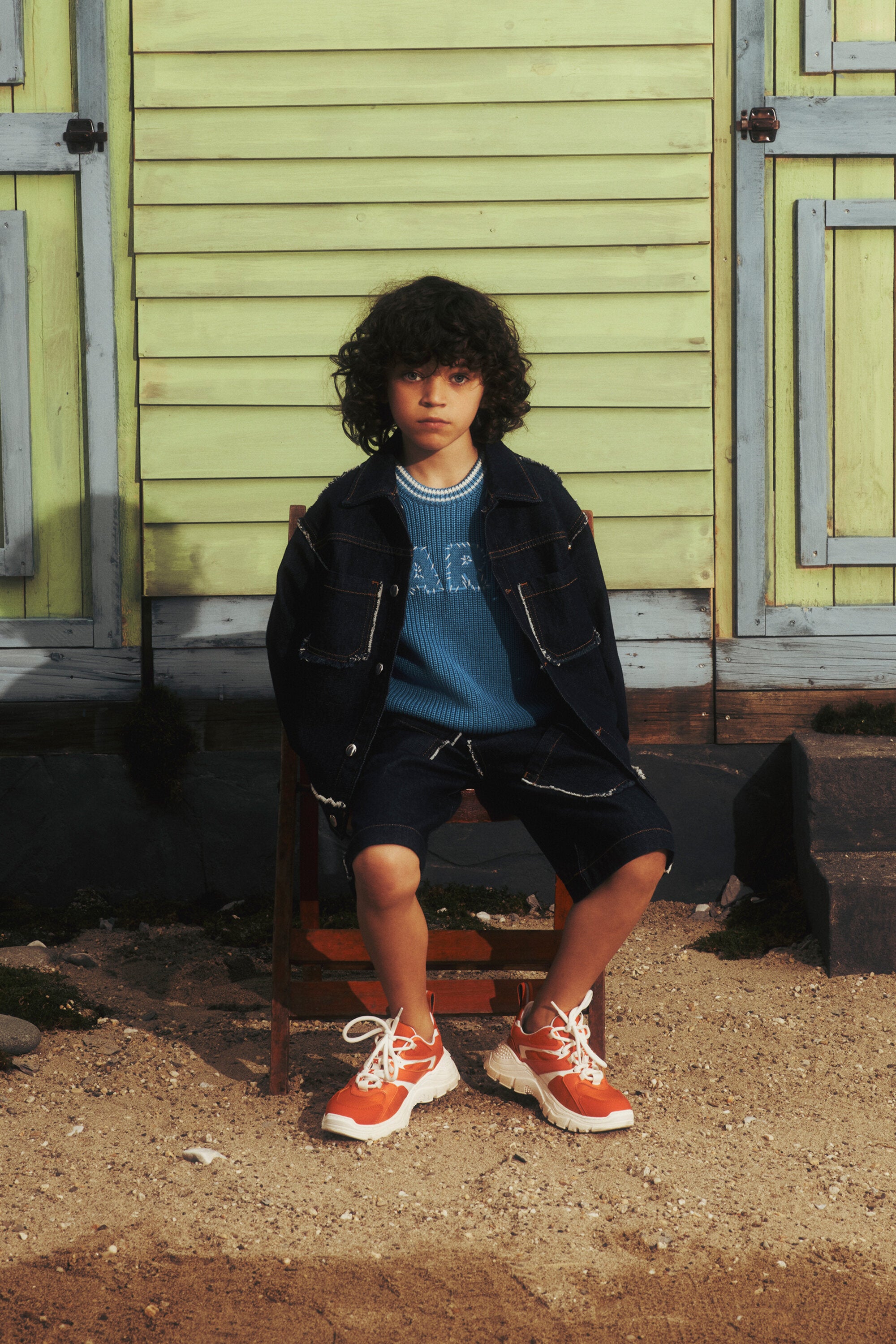 Veste en jean foncé avec détails effilochés