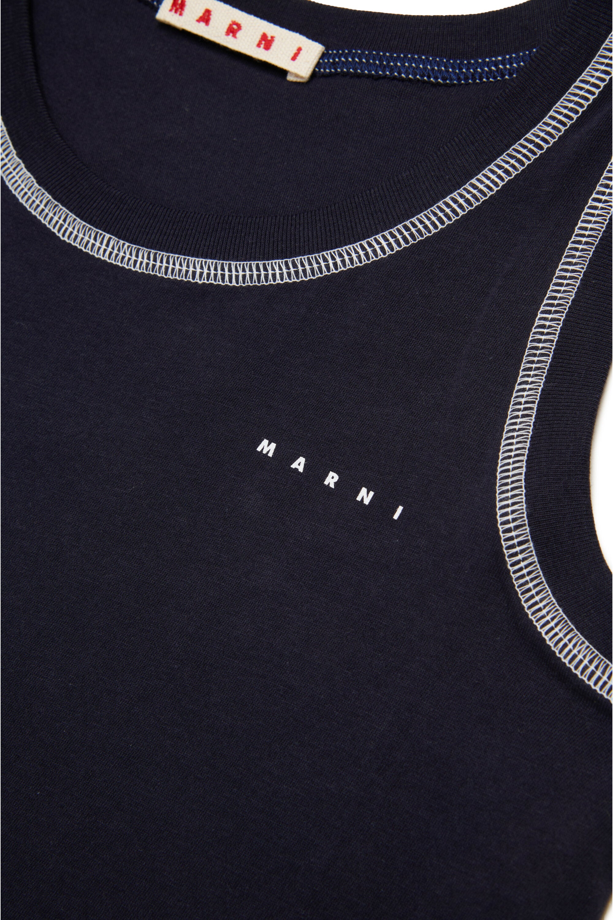 T-shirt smanicata con cuciture a contrasto