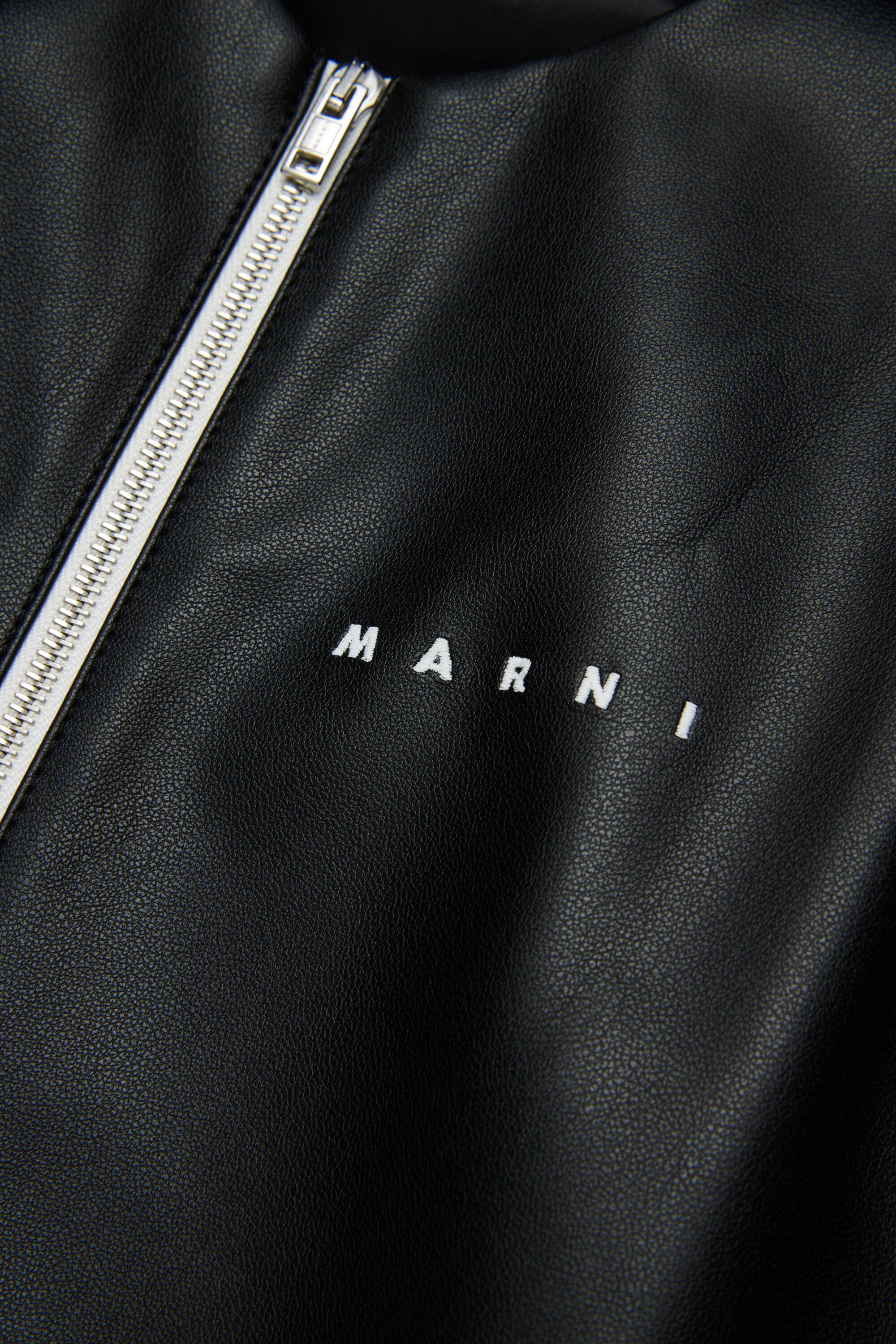 Abito corto svasato in tessuto spalmato