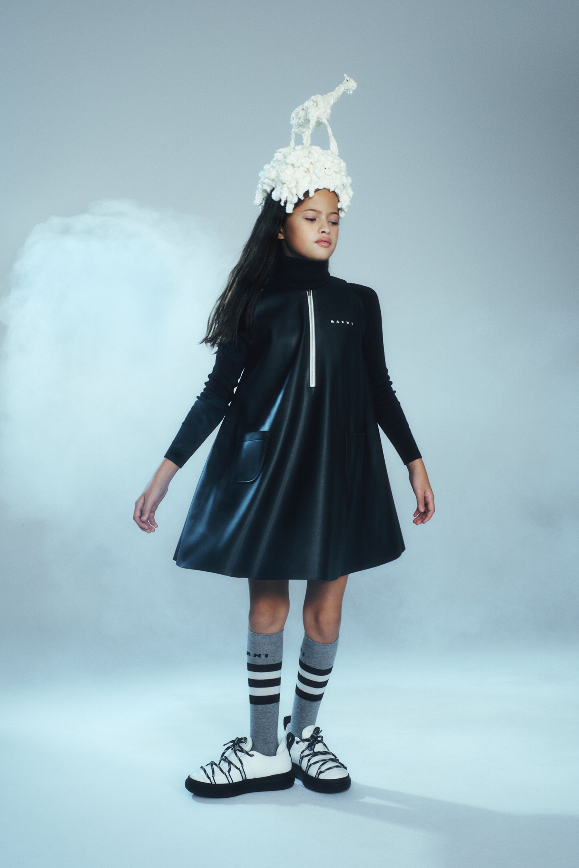 Abito corto svasato in tessuto spalmato