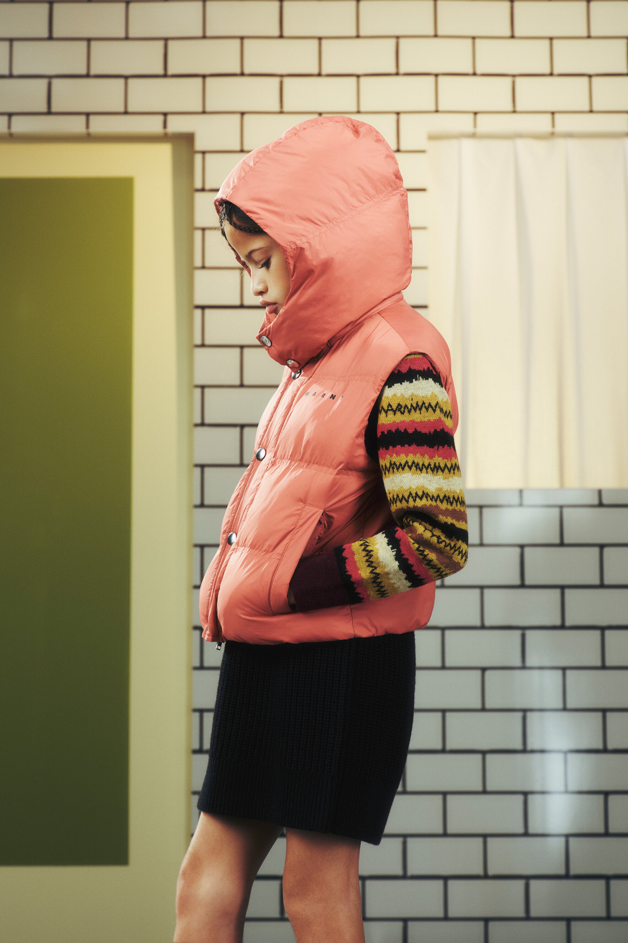 Gilet imbottito con cappuccio e logo