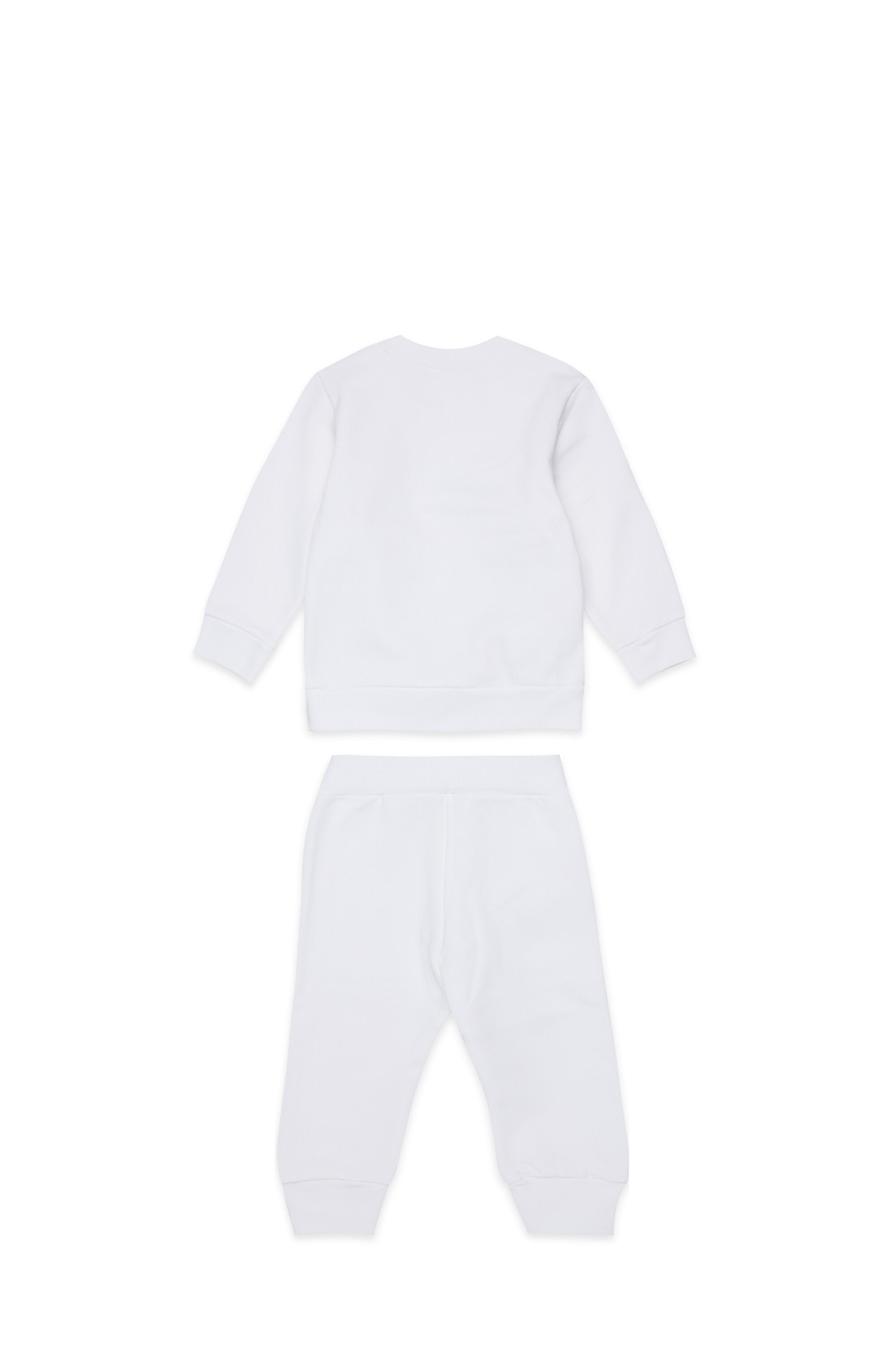 Conjunto de chándal con logo institucional