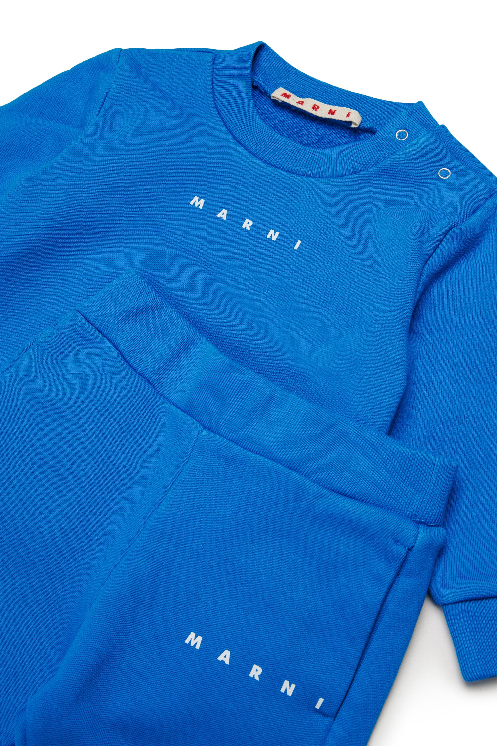 Conjunto de chándal con logo institucional