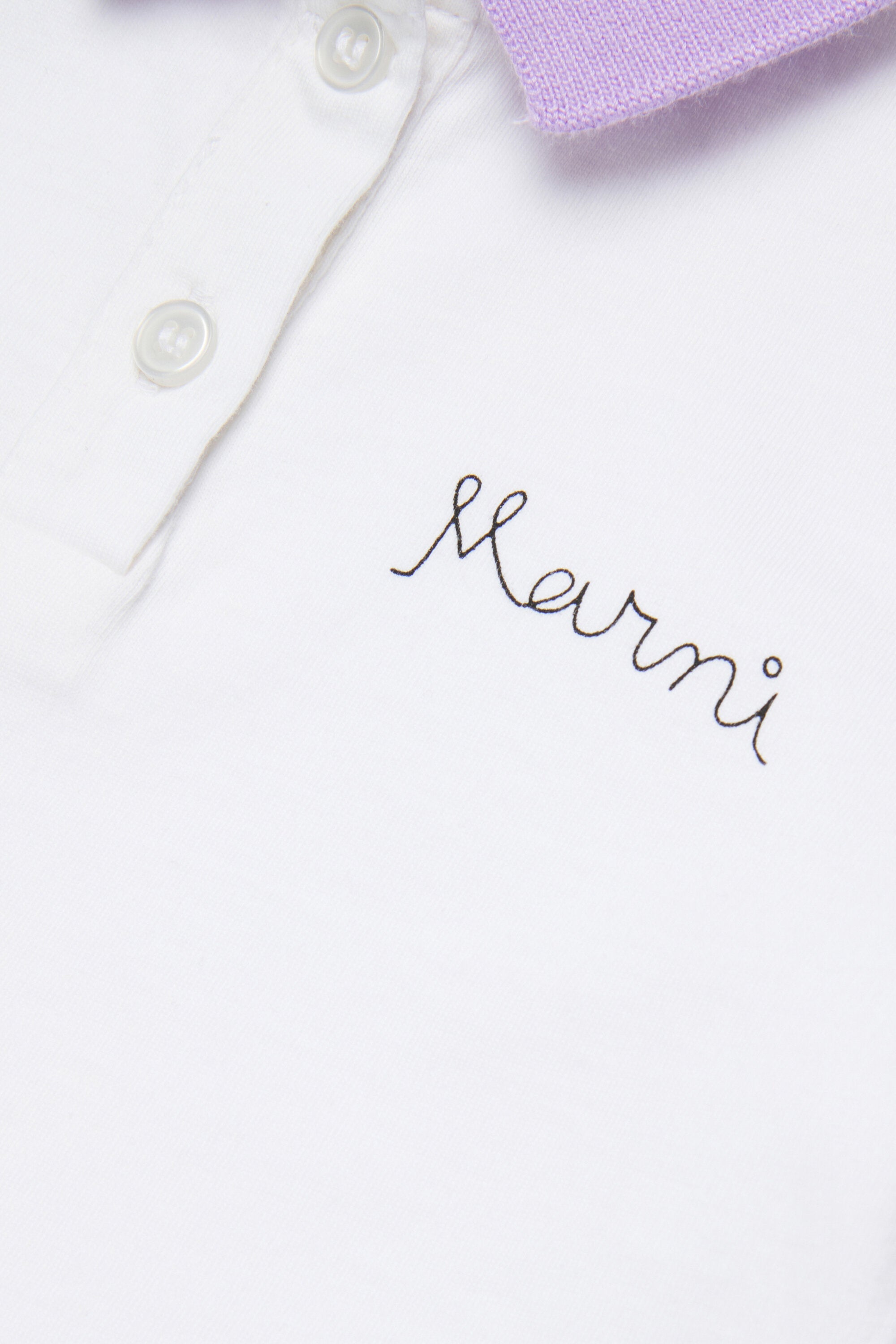 Polo con logo bordado