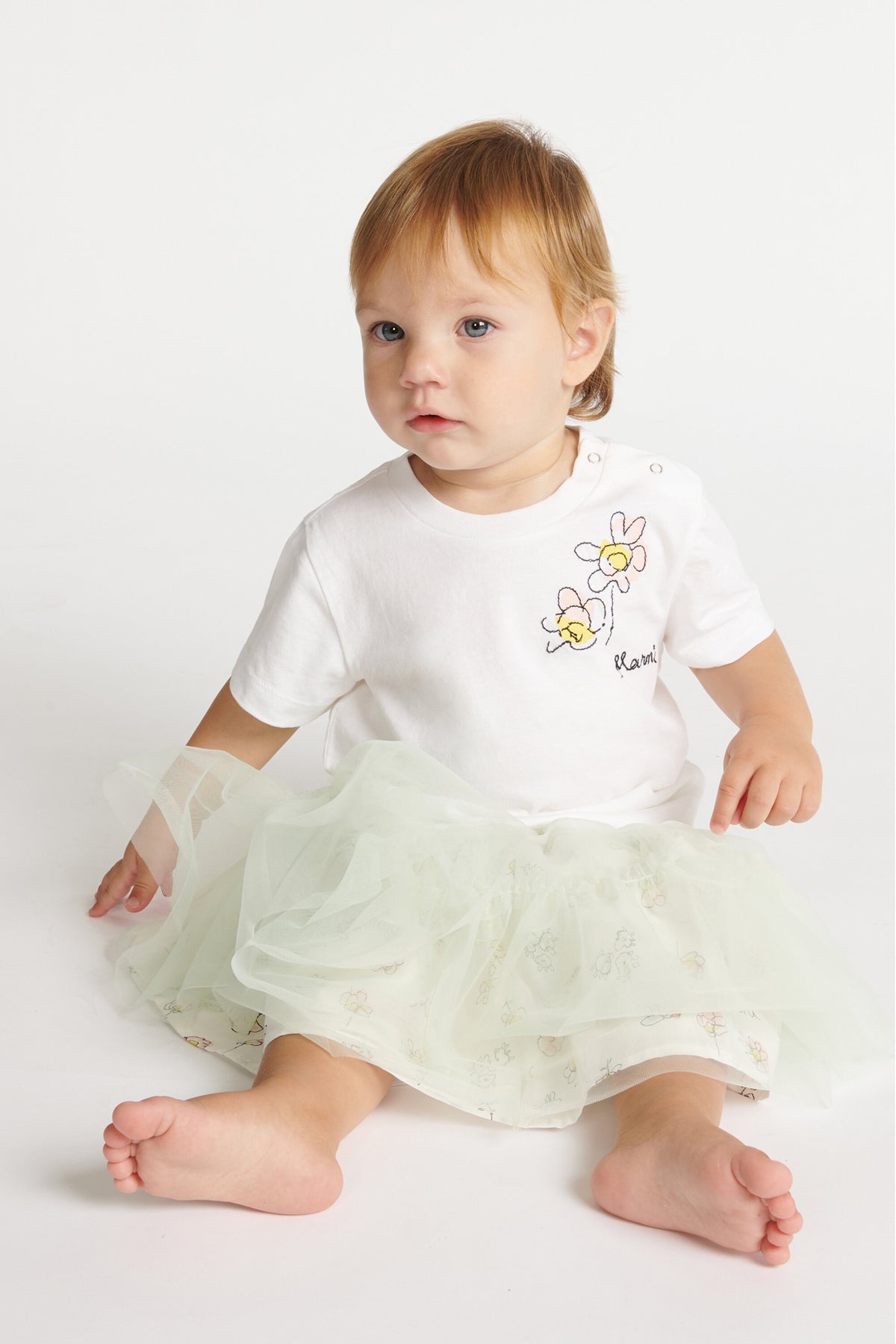 Camiseta con logotipo y bordado floral