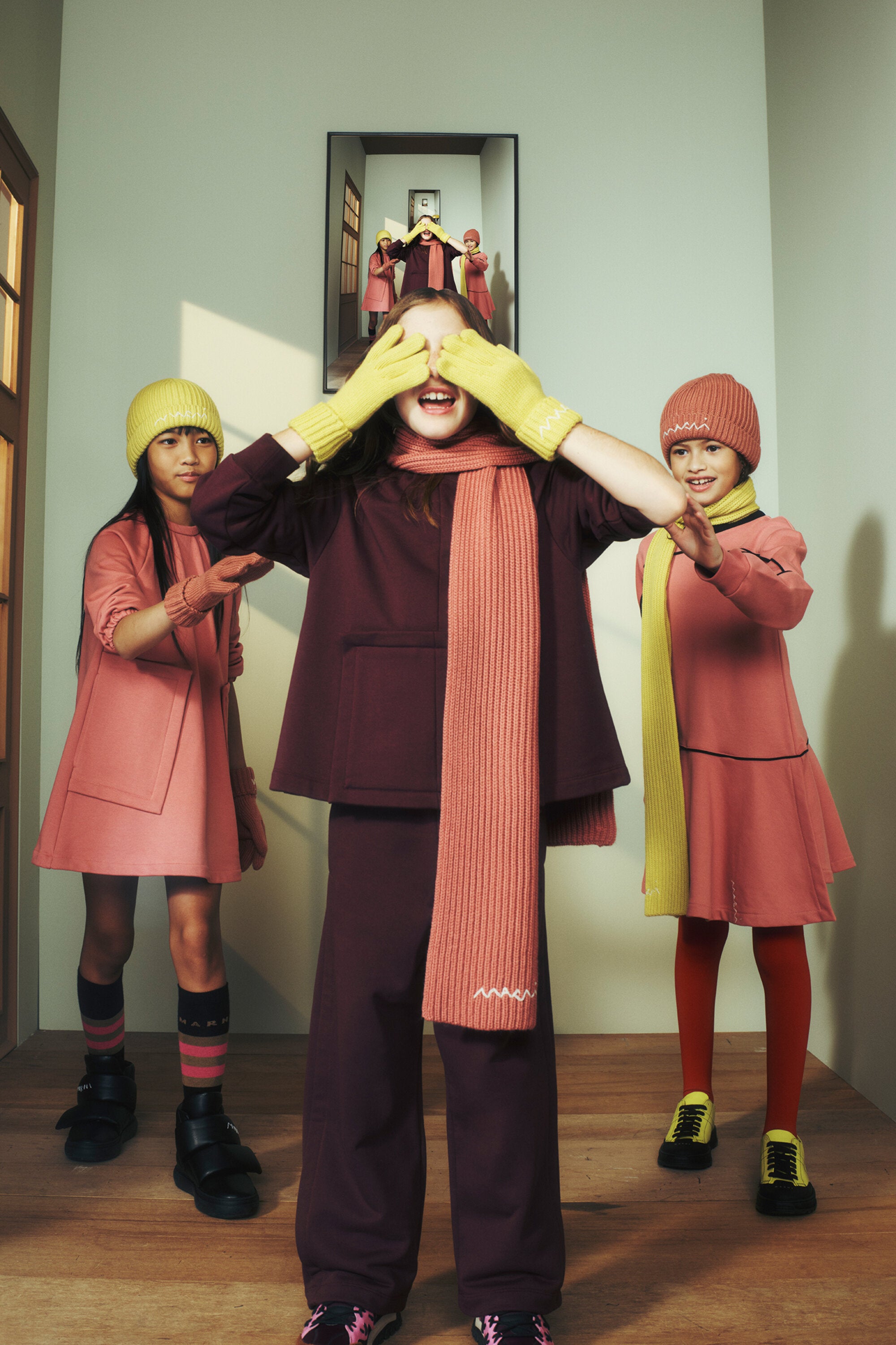 Strickschal aus einer Wollmischung mit Logo