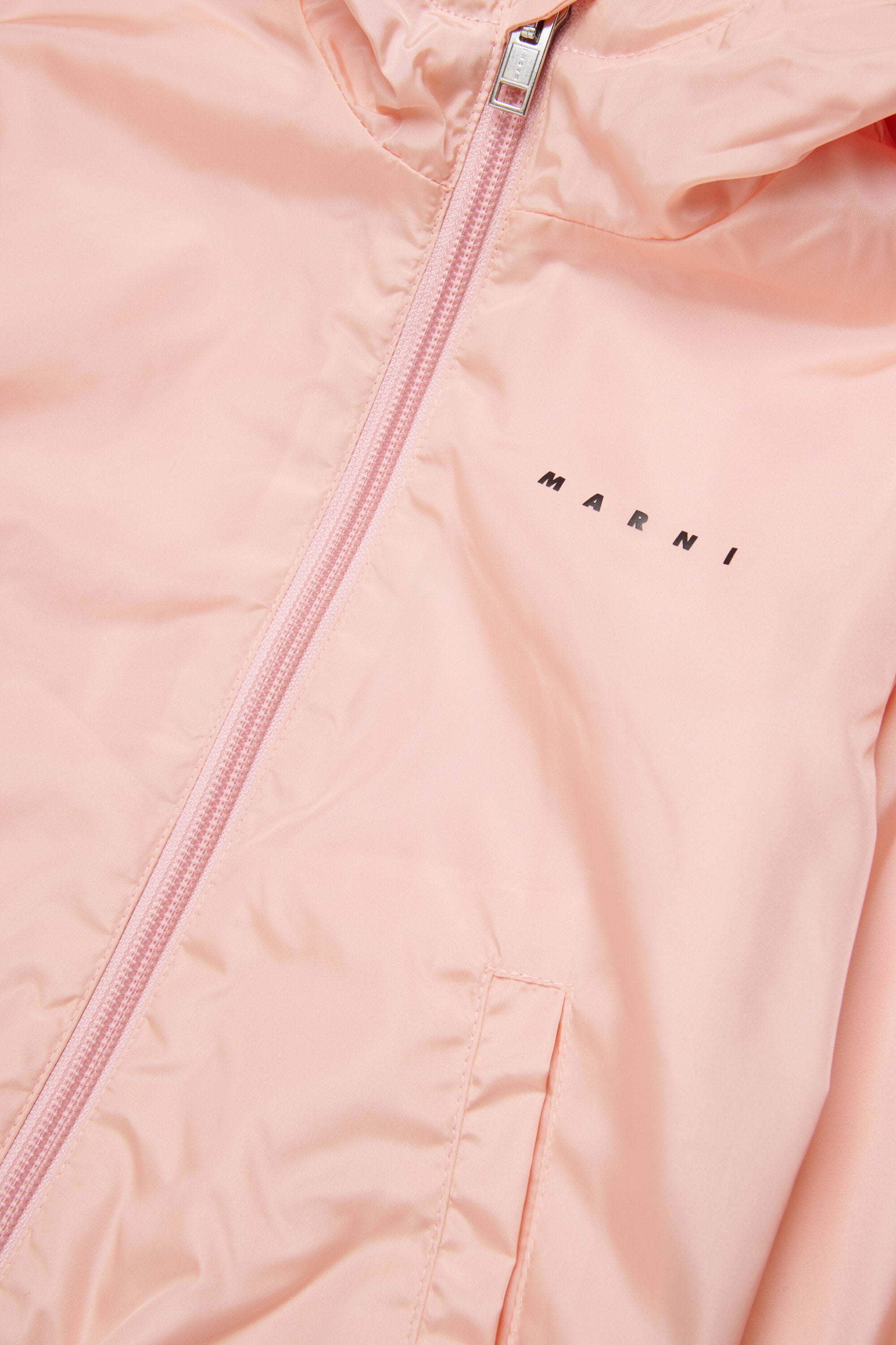 Windjacke mit aufgedrucktem Logo