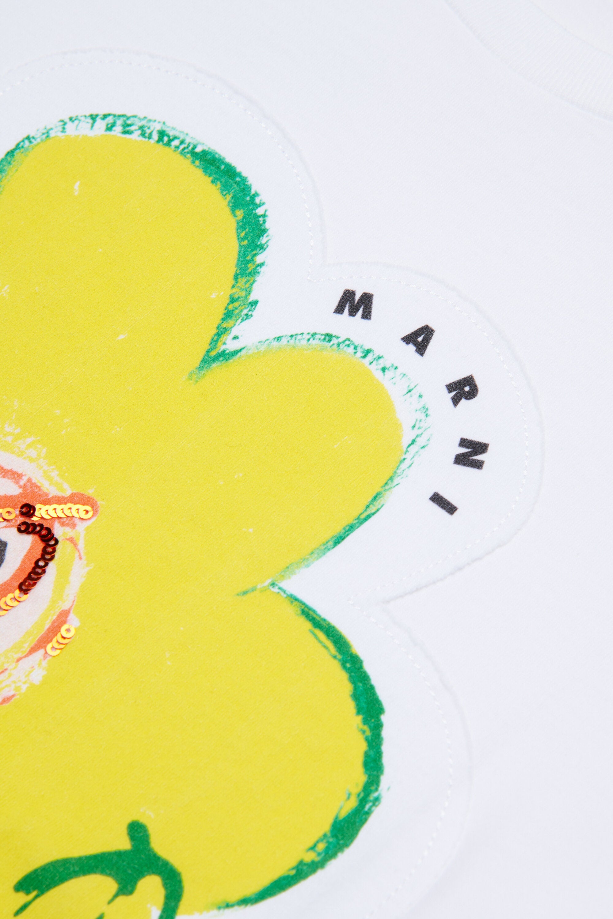 Camiseta con flor aplicada y logo