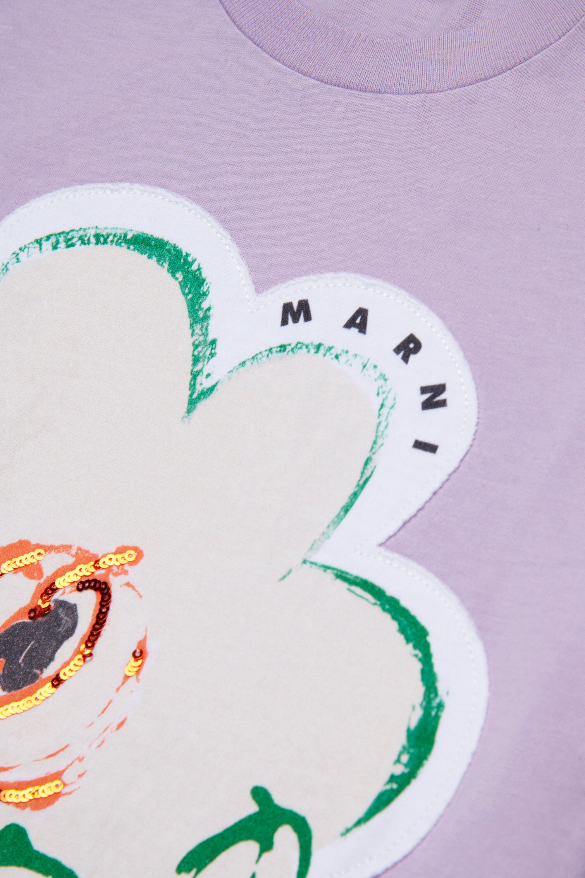 T-Shirt mit aufgesetzter Blume und Logo