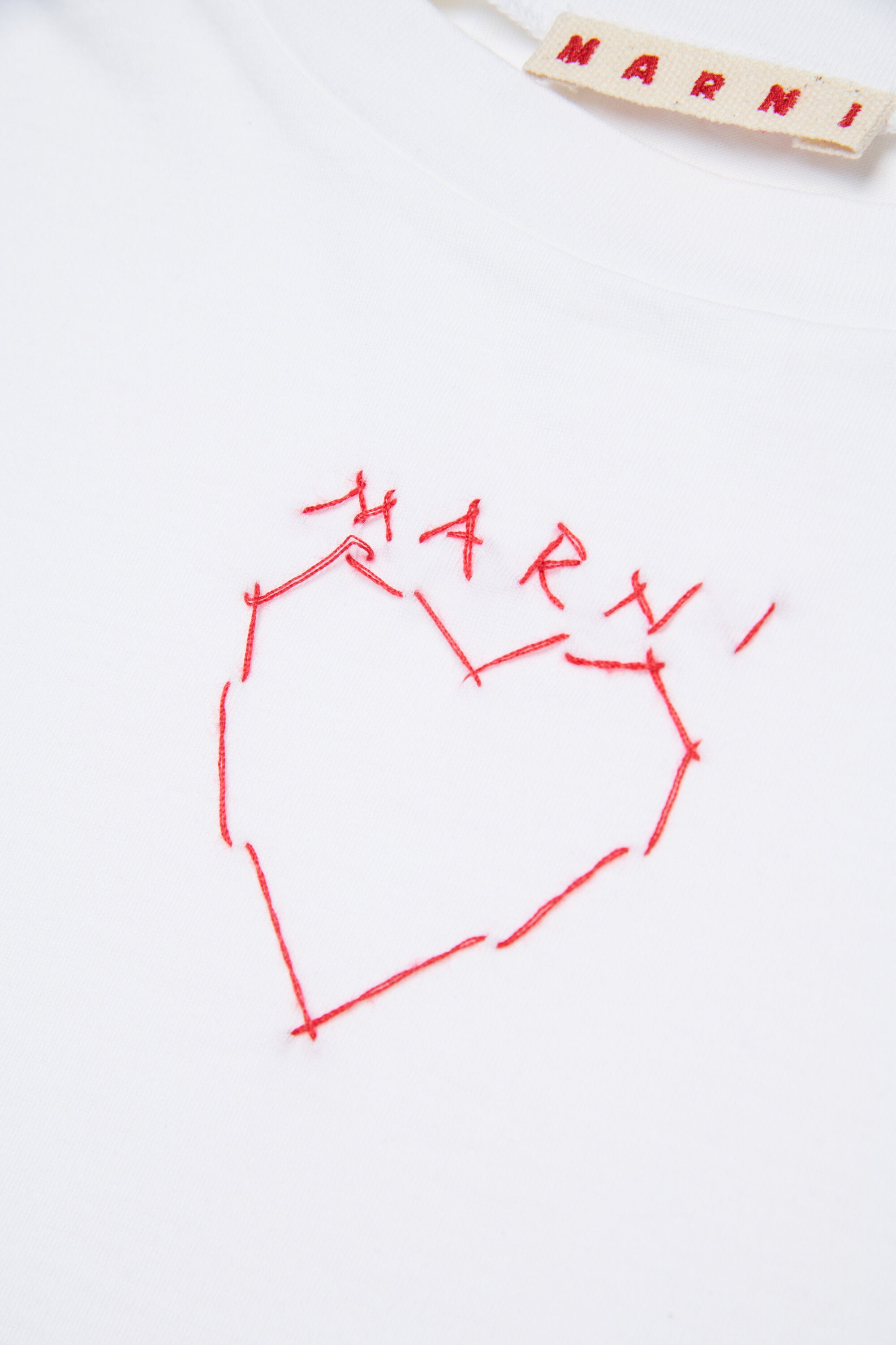 T-shirt con ricamo a cuore davanti