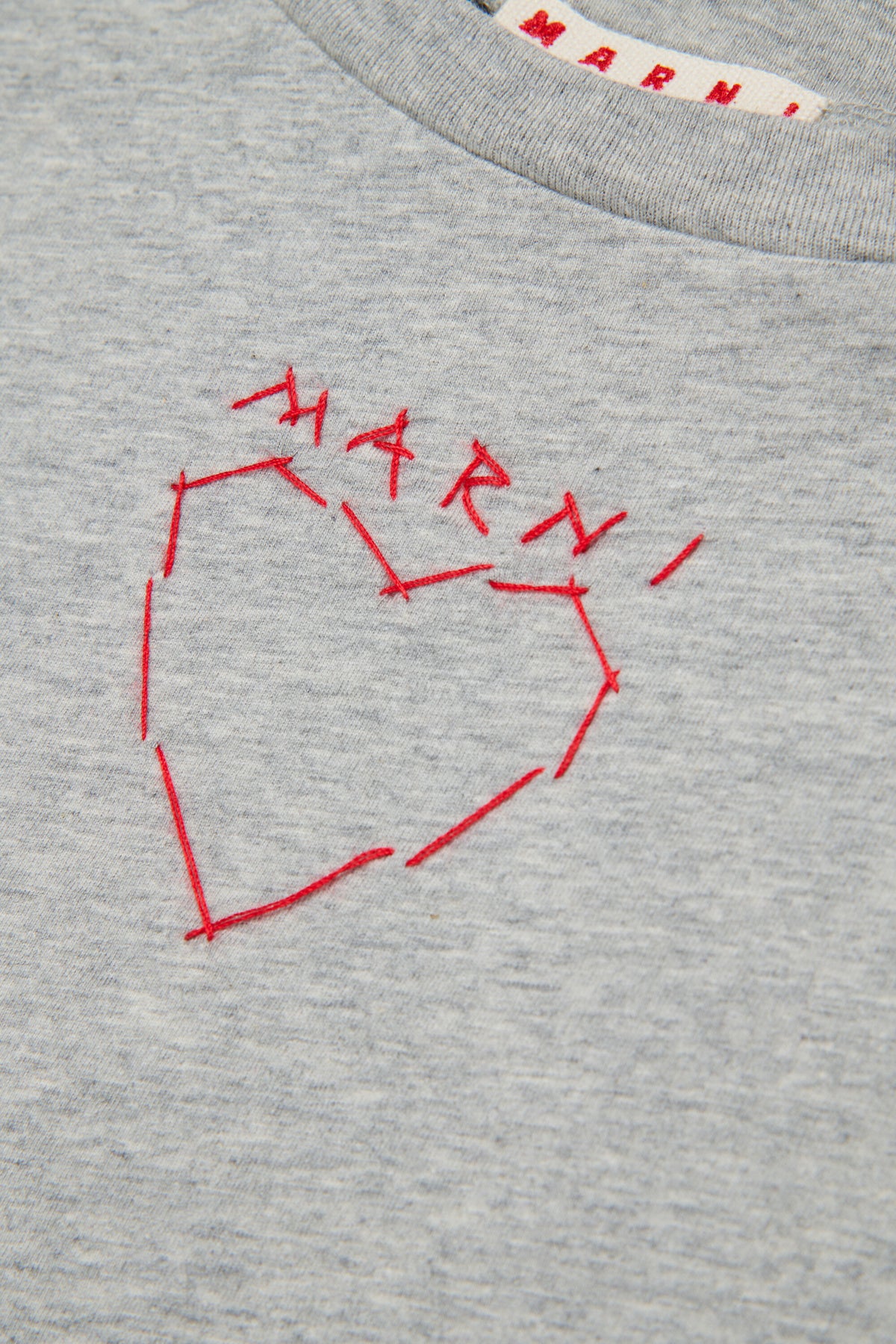 T-Shirt mit Herzstickerei vorne