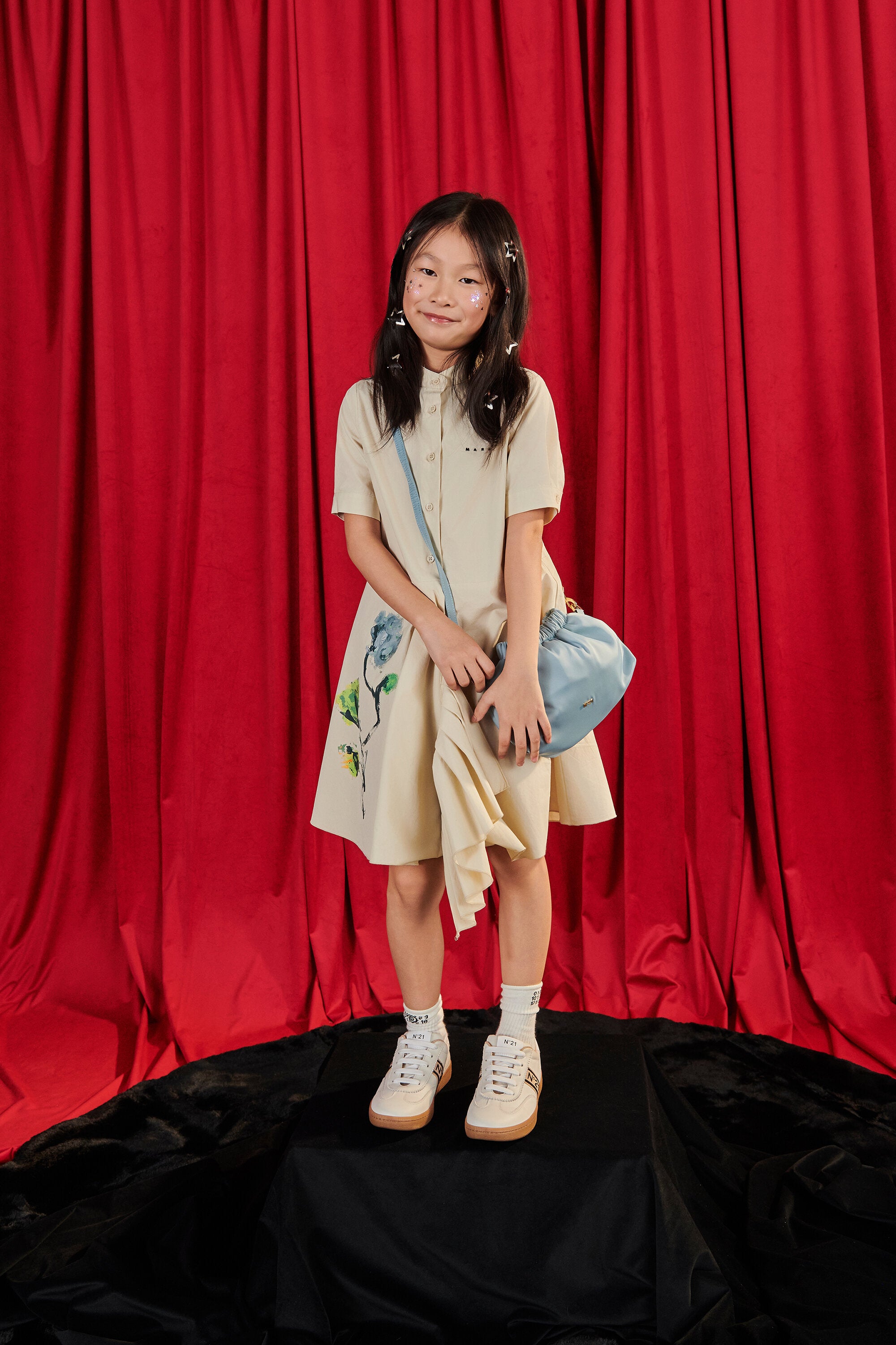 Kurzes Kleid mit Blumenmuster