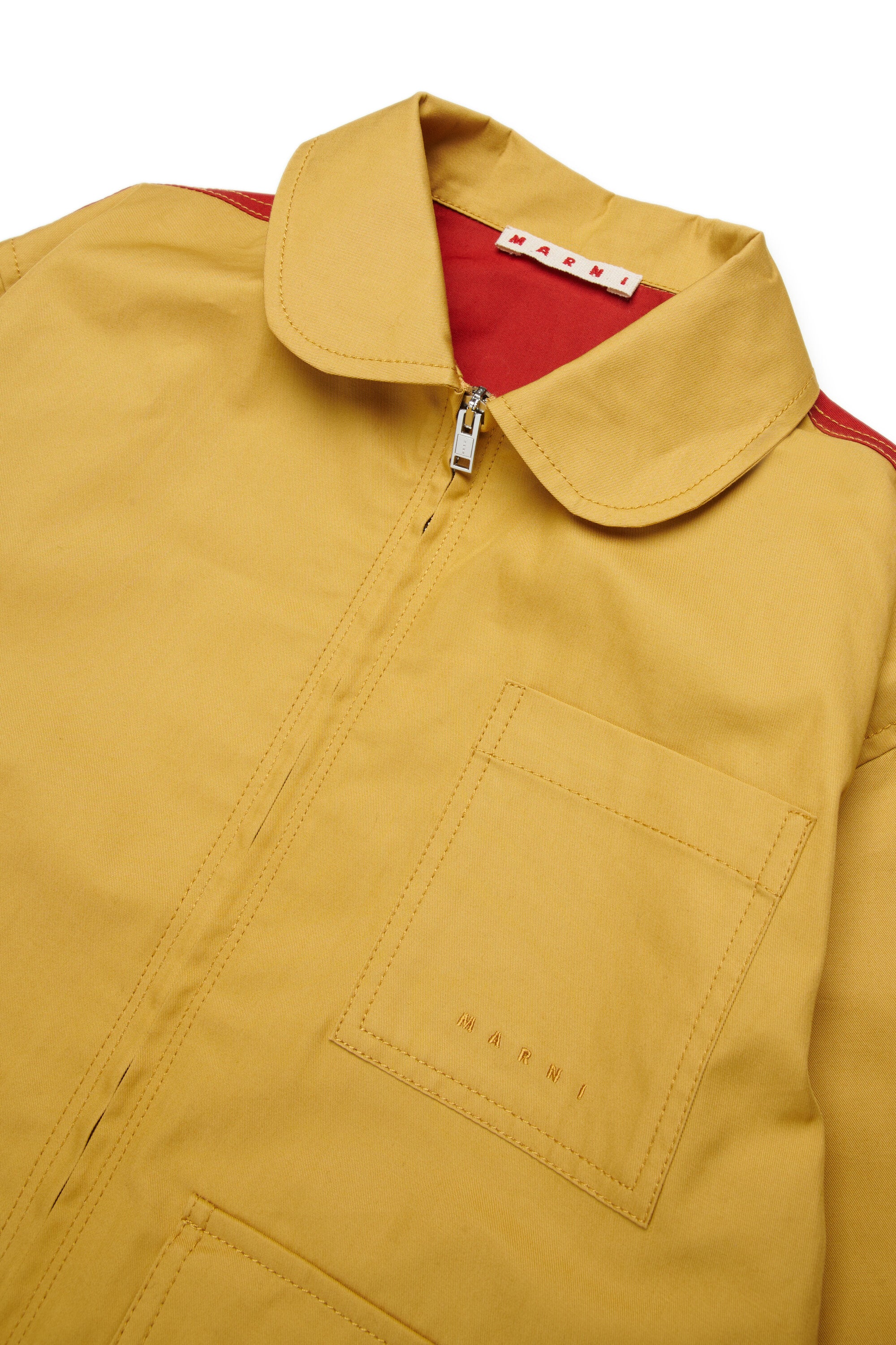 Jacke mit aufgedrucktem Logo