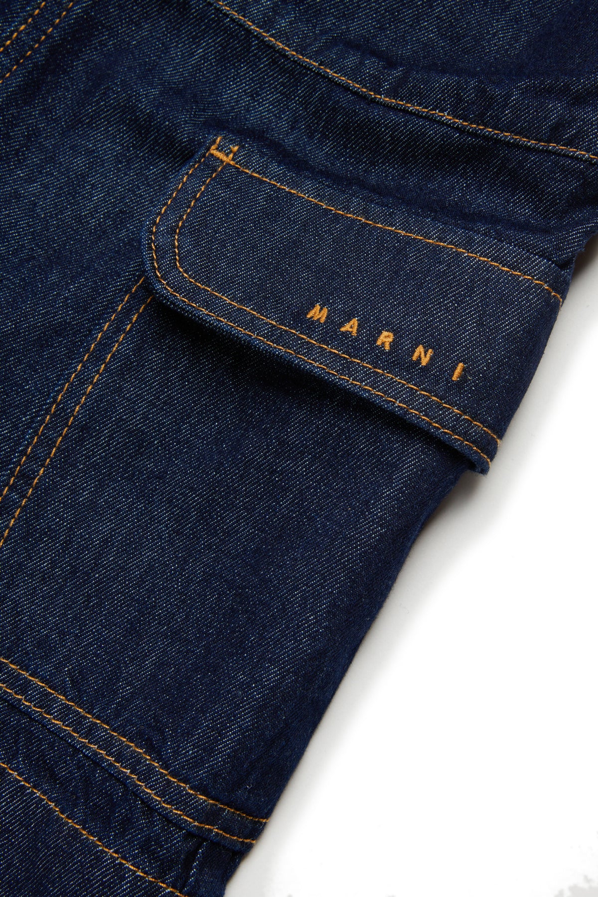 Kurzer Overall mit Logo