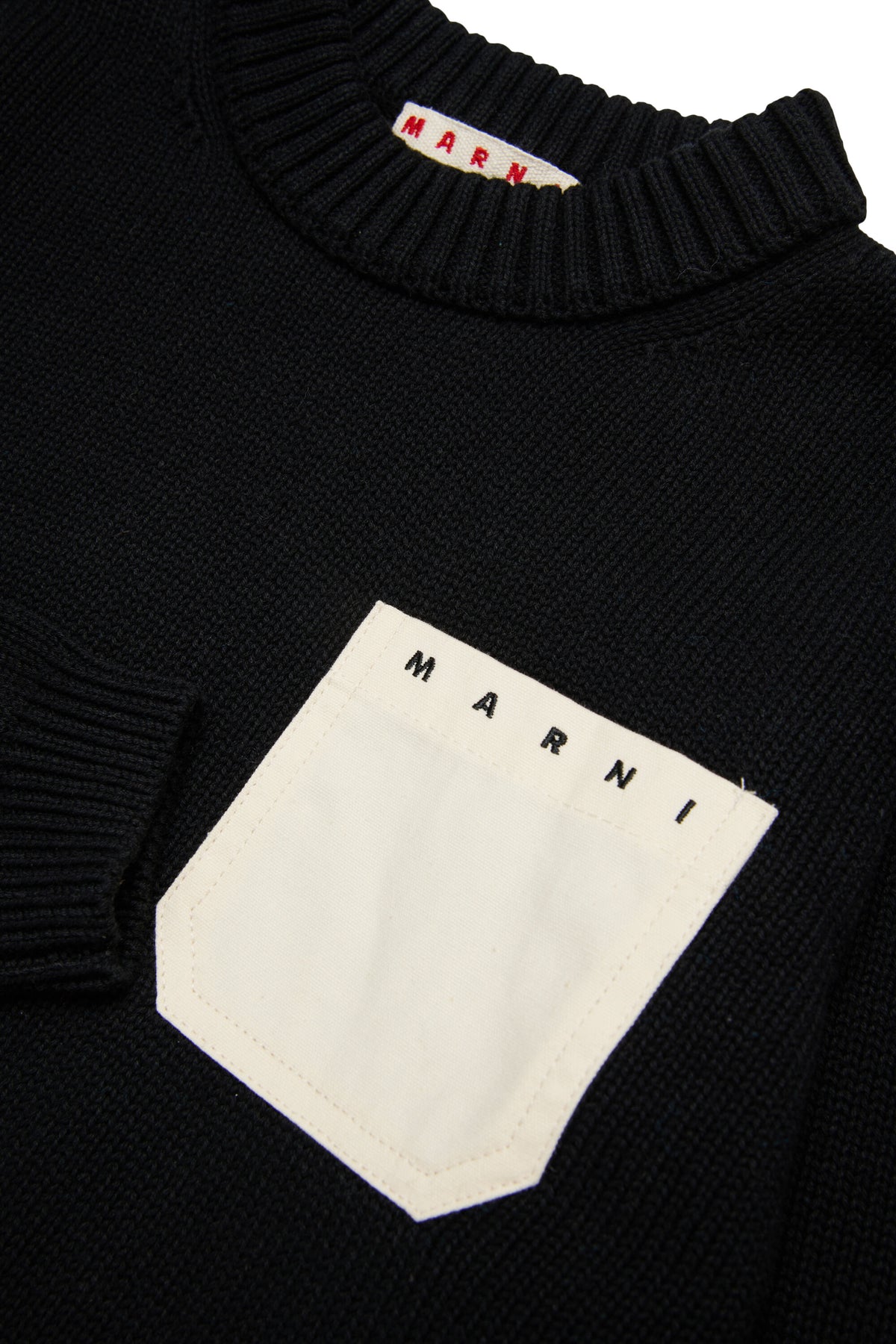 Pull col rond avec poche poitrine et logo
