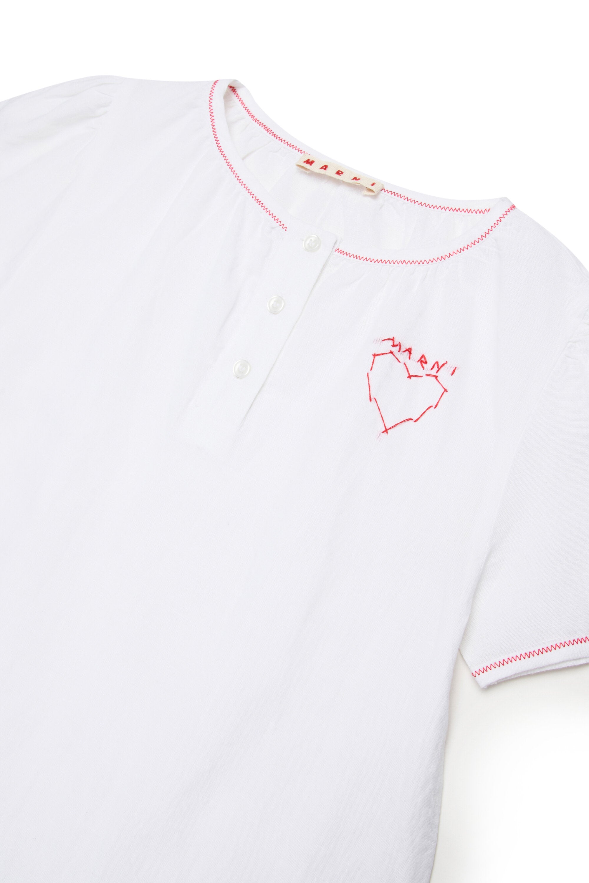 Vestido con bordado de corazón y volantes