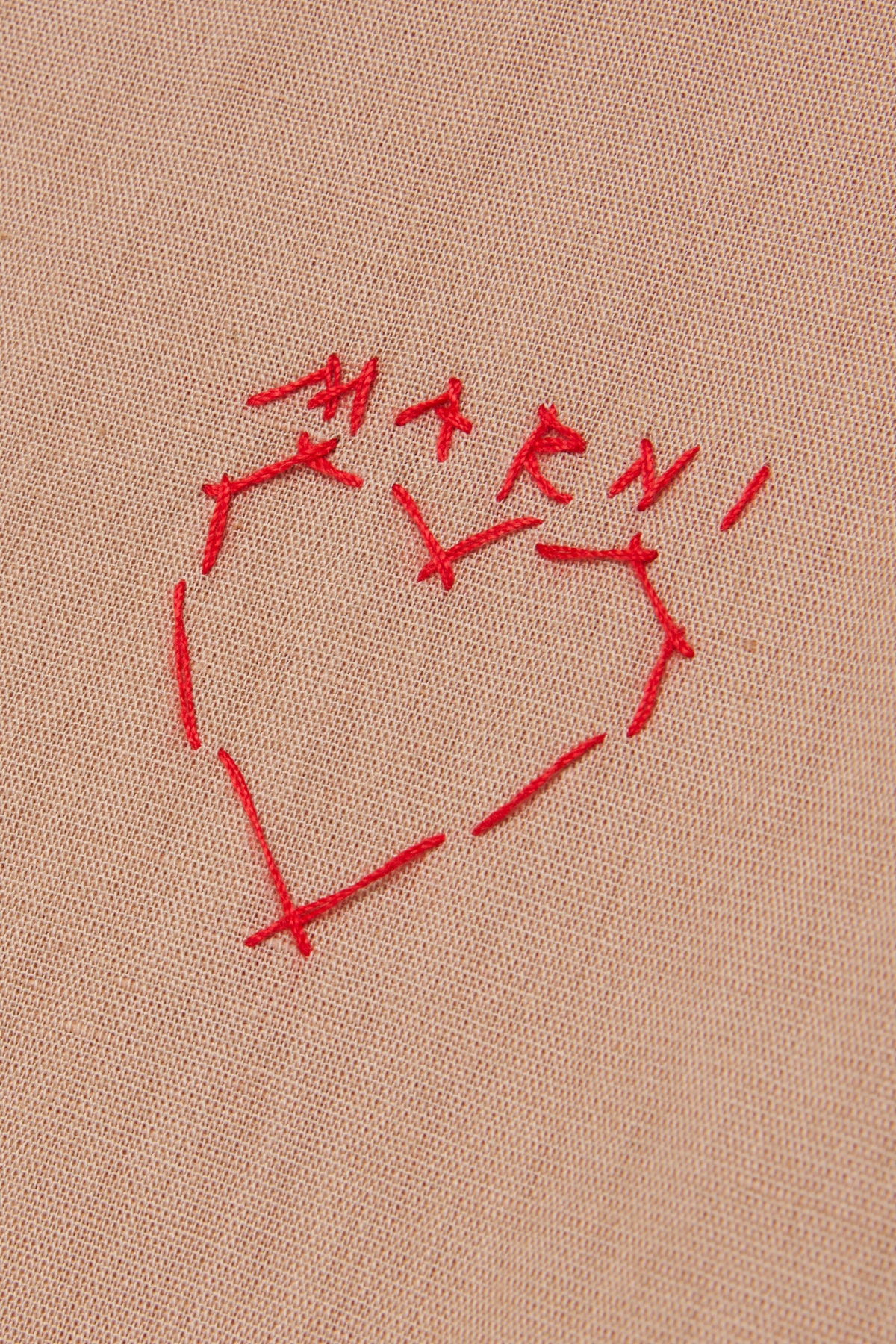 Camisa de manga larga con bordado de corazón