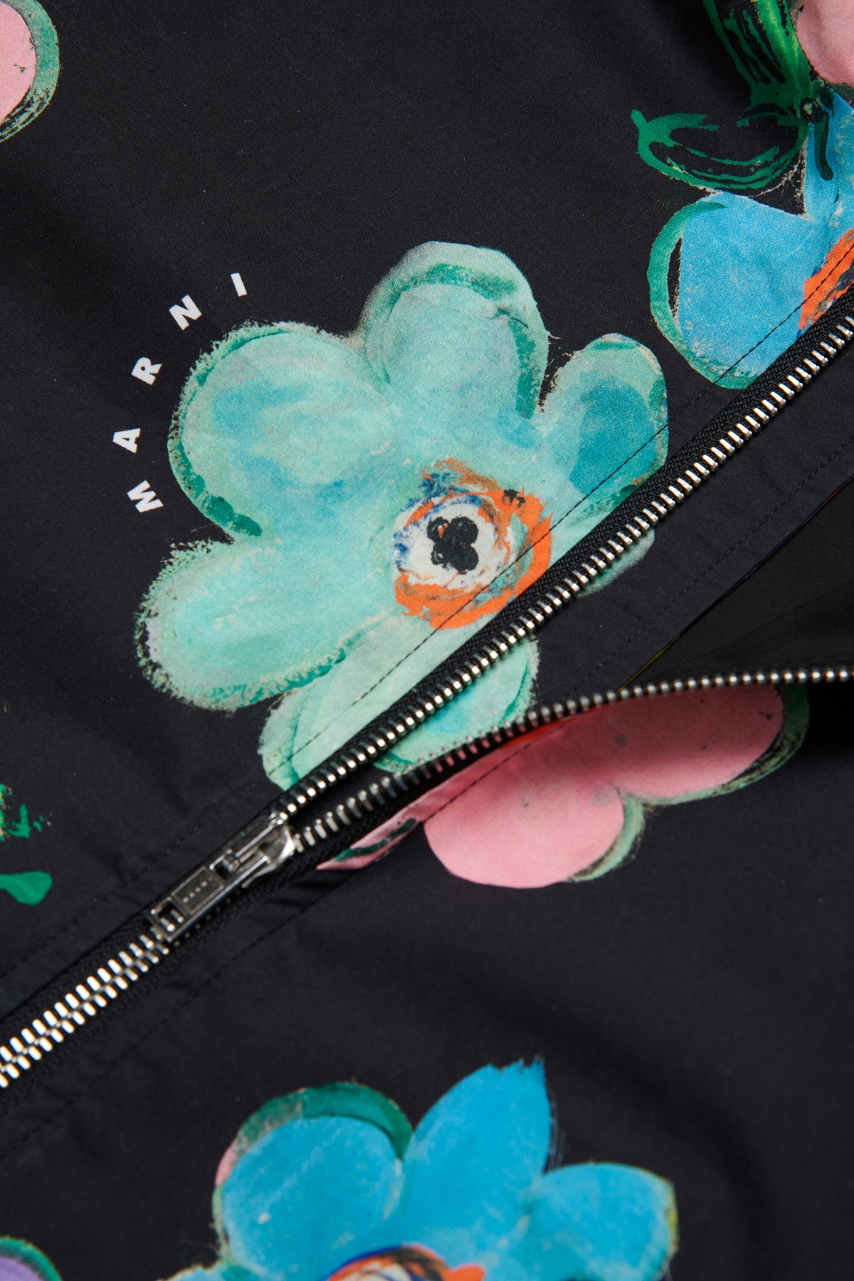 Geblümte Windjacke mit aufgedrucktem Logo