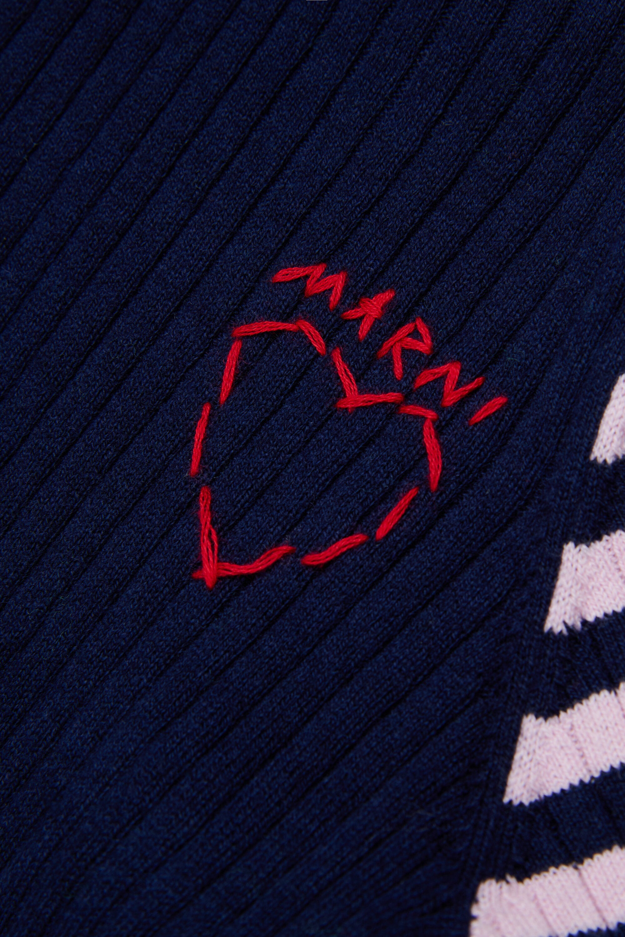 Gerippter Rollkragenpullover mit Herzmuster