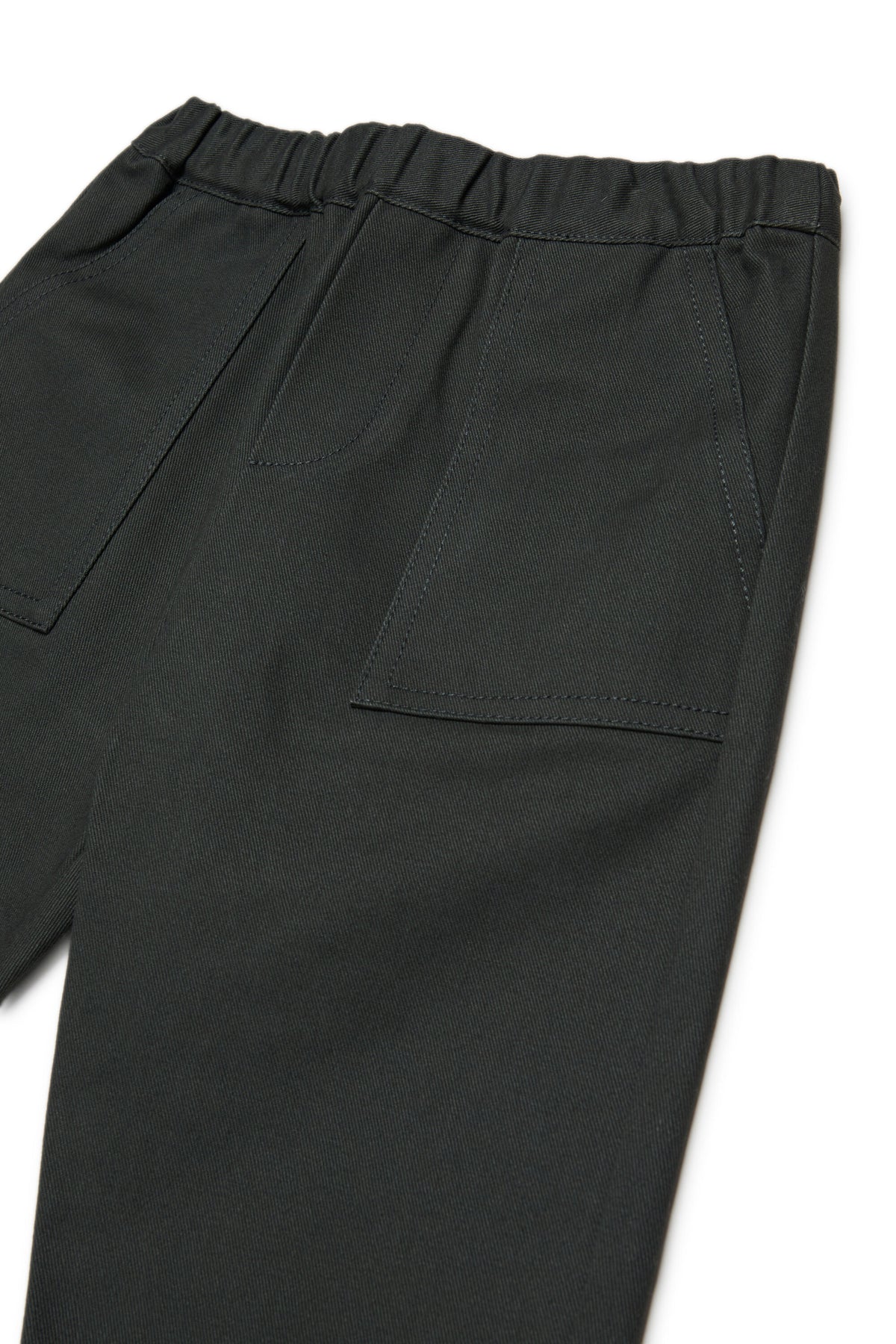 Pantaloni con maxi tasche e logo