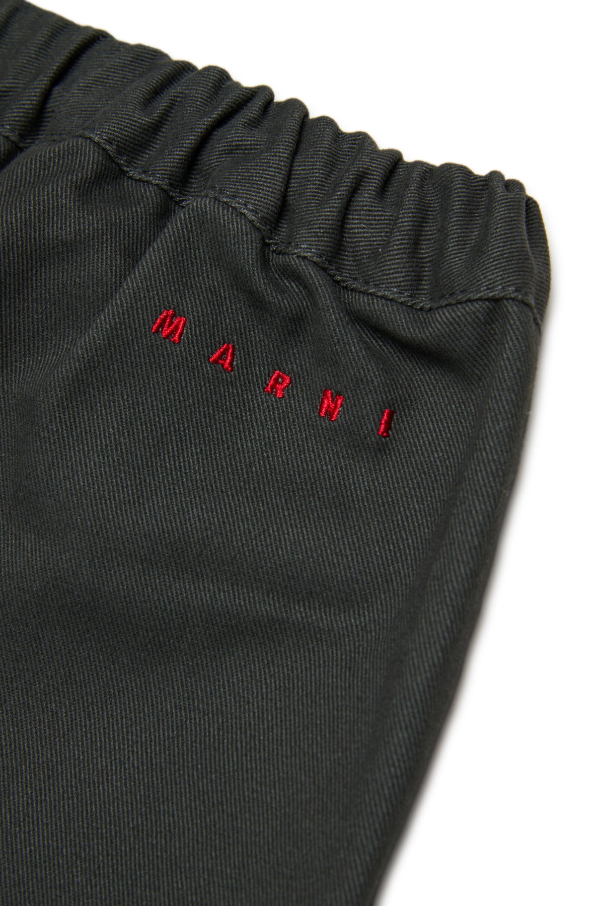 Pantaloni con maxi tasche e logo
