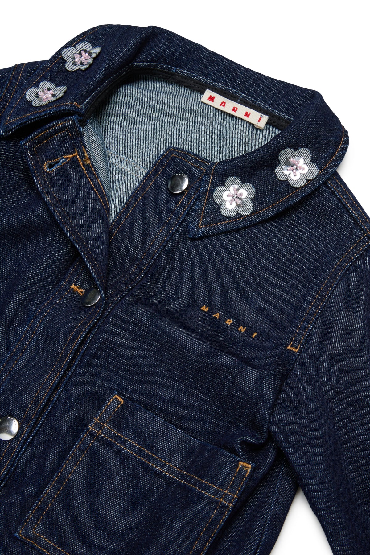 Denimjacke mit Blumen am Kragen