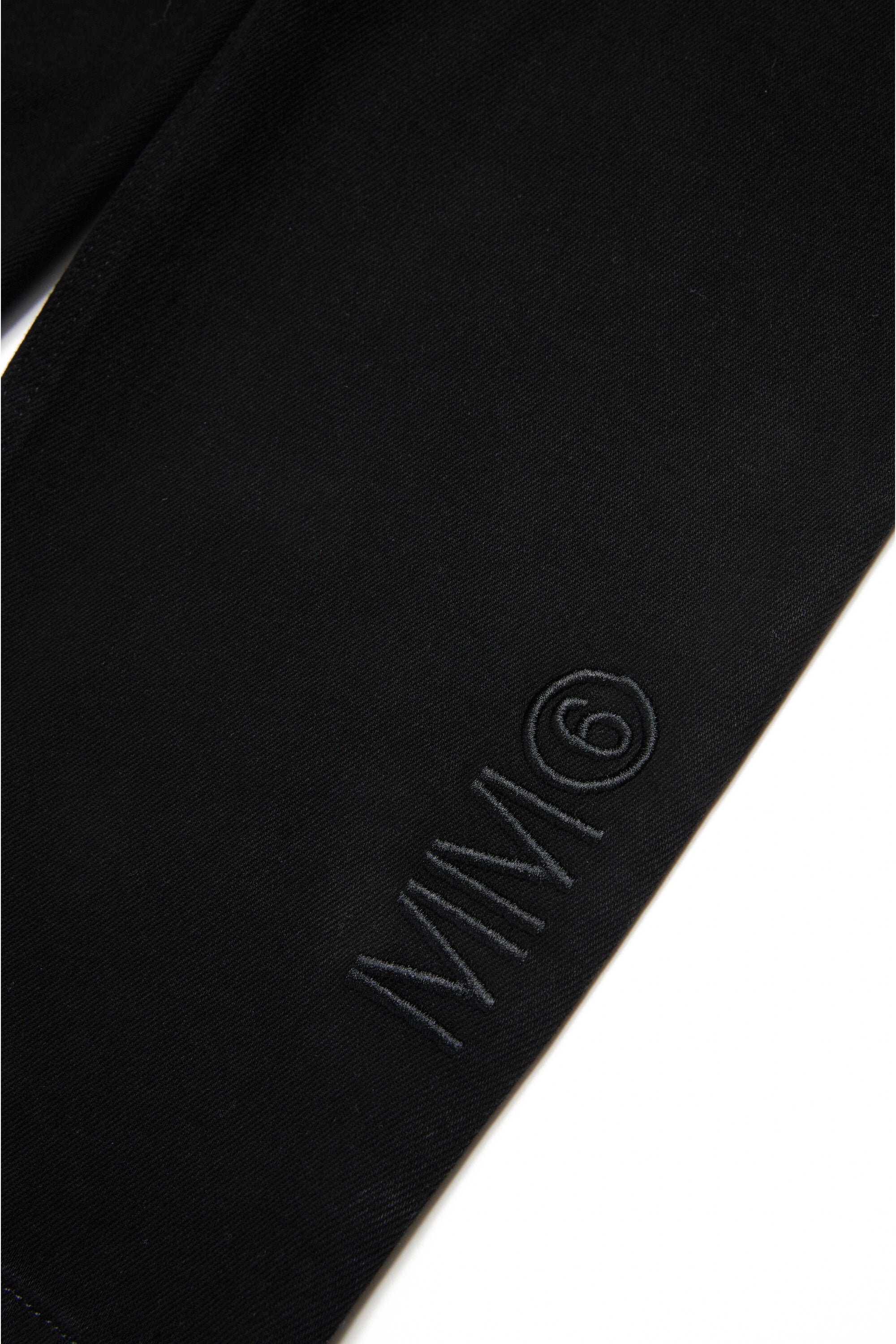 Jeans noirs marqués d'un logo