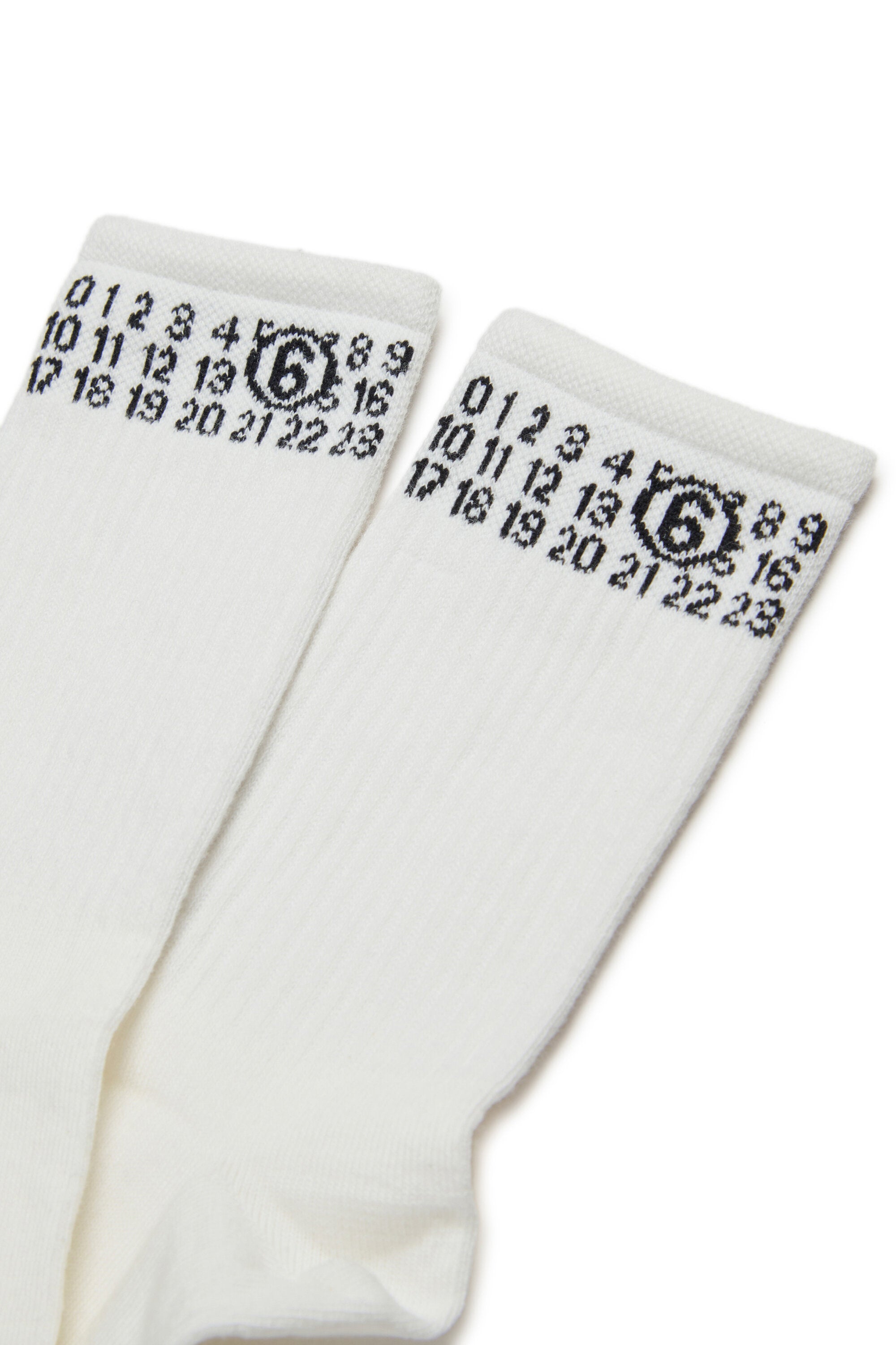 Gerippte Socken mit numerischem Logo