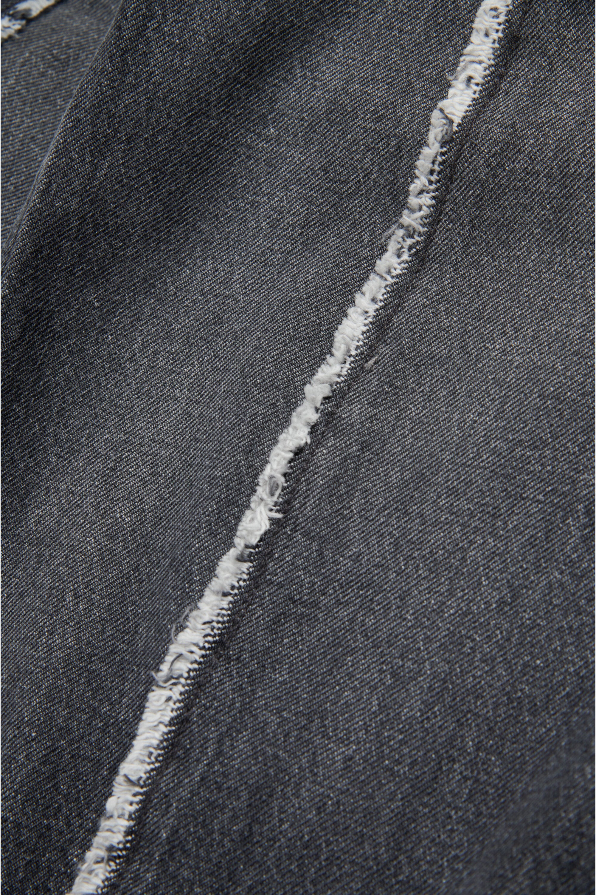 Jeans nero con dettagli a taglio vivo