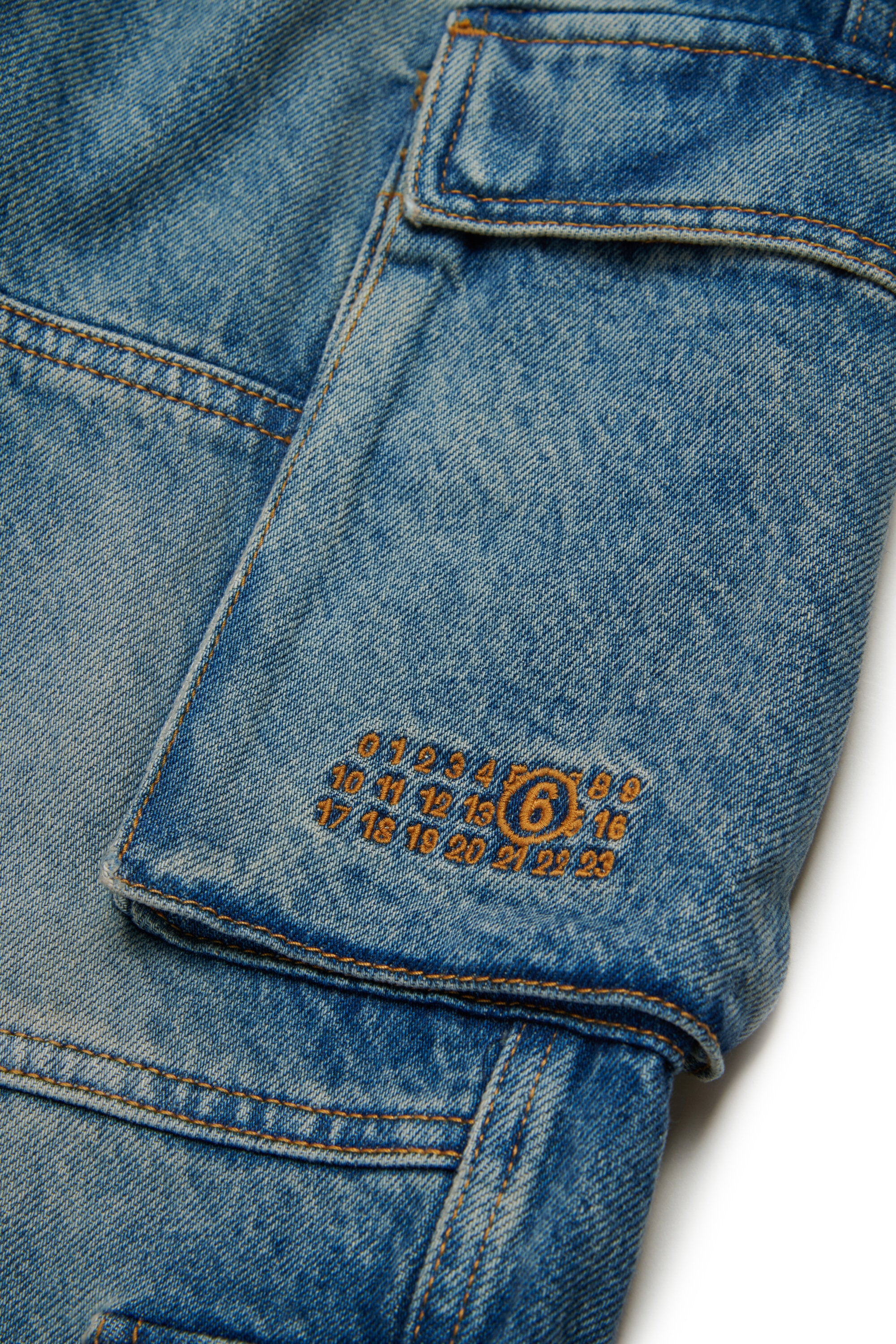 Mittelblau schattierte Cargo-Jeans