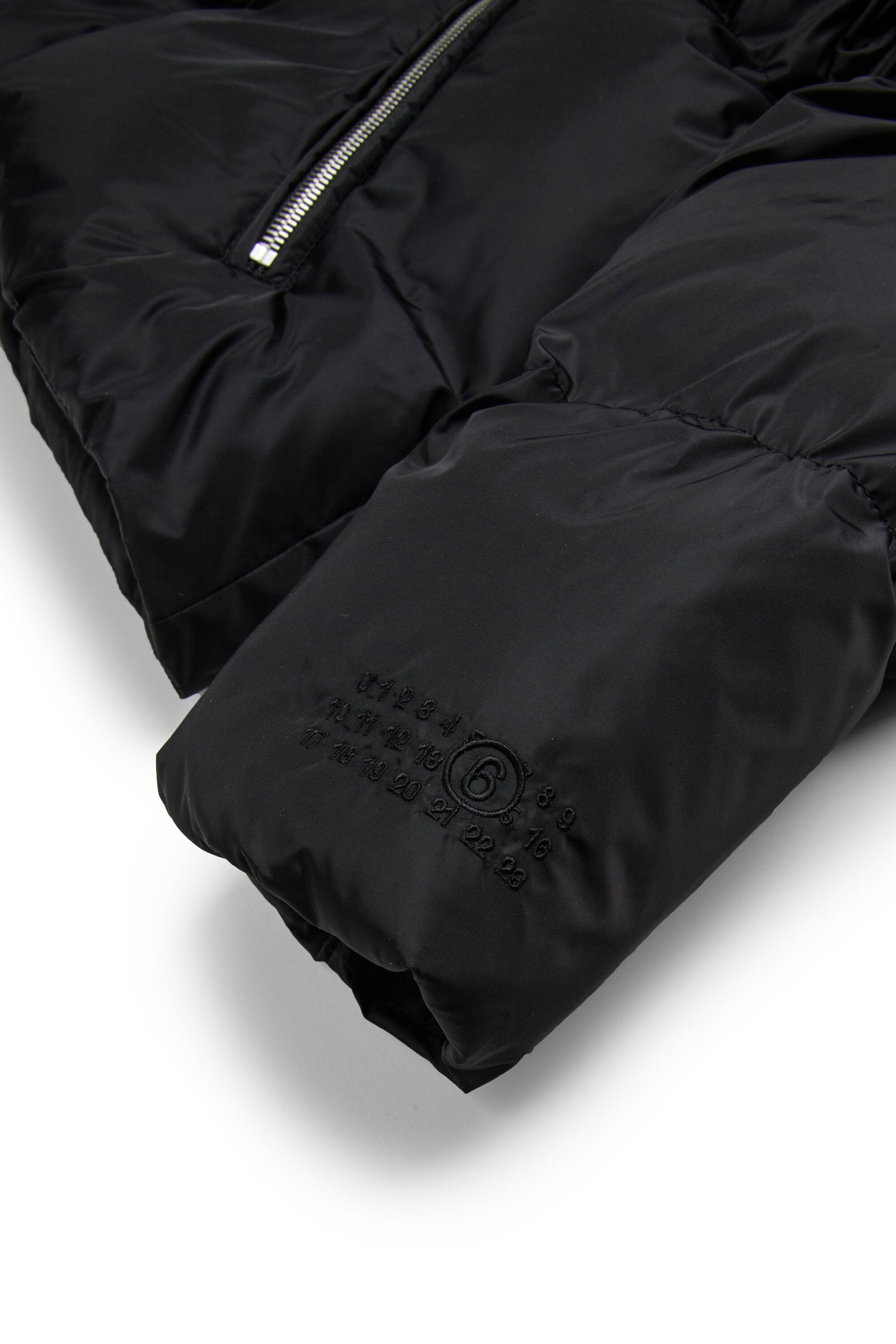 Kurze wattierte Jacke mit Reißverschluss