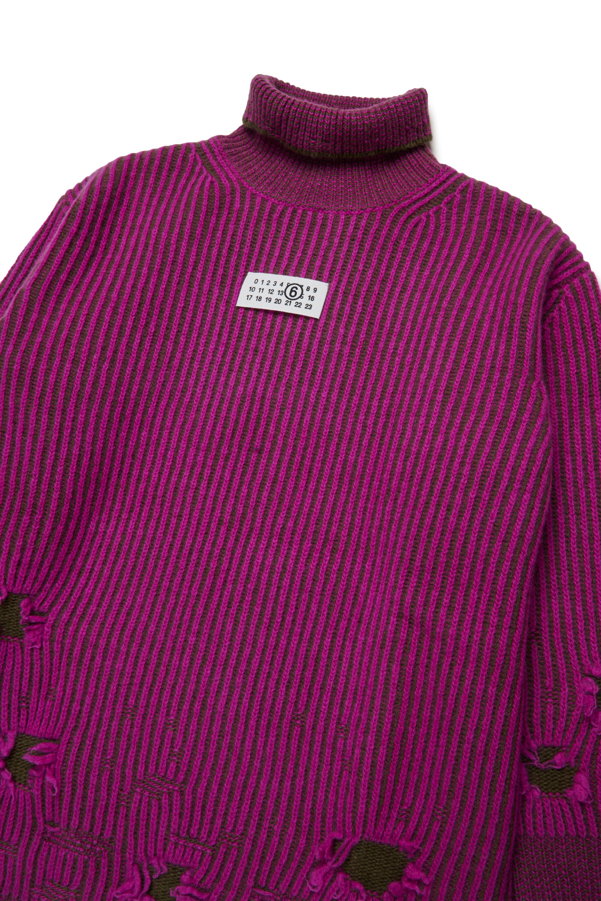 Geripptes Wollminikleid mit Rissen