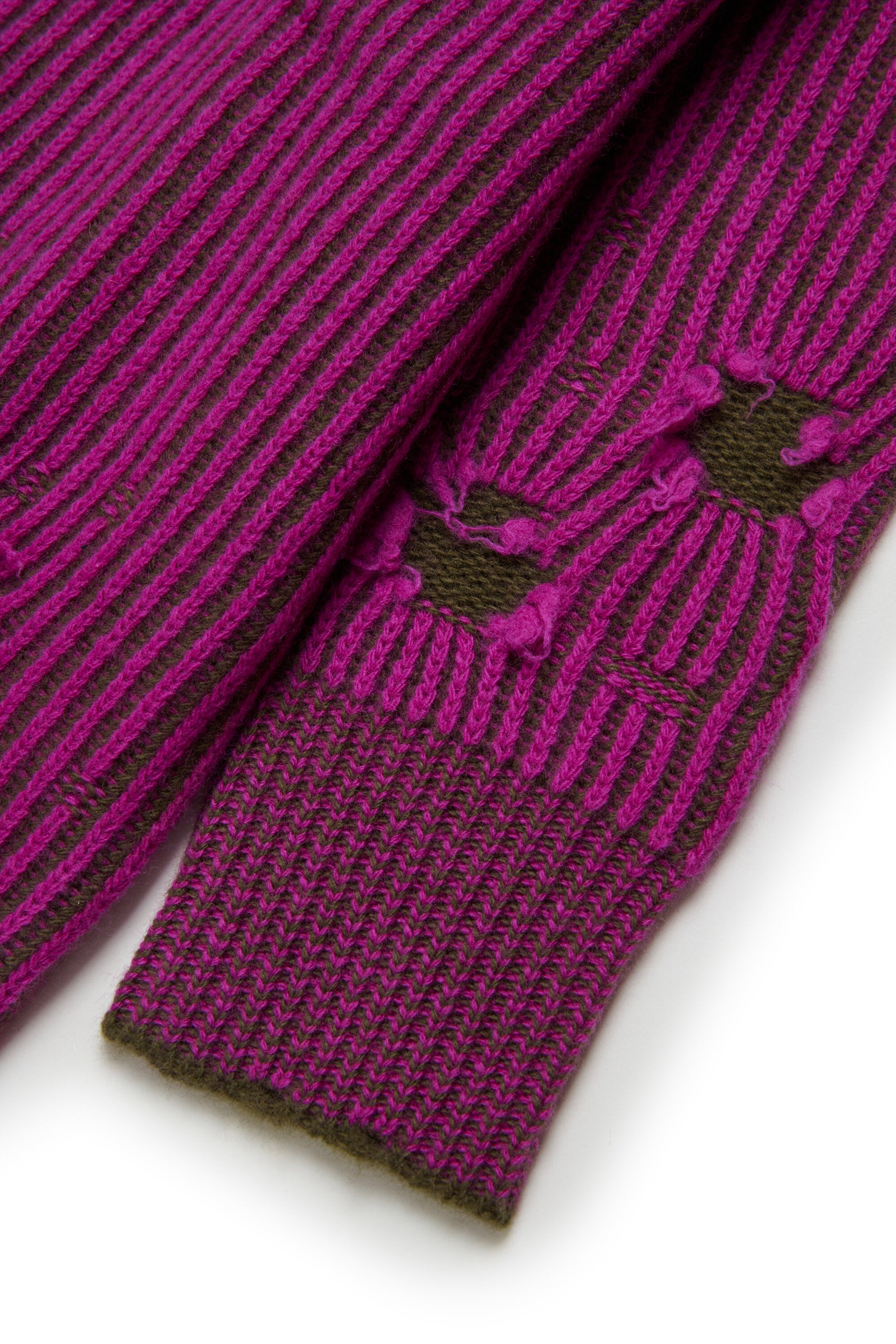 Geripptes Wollminikleid mit Rissen