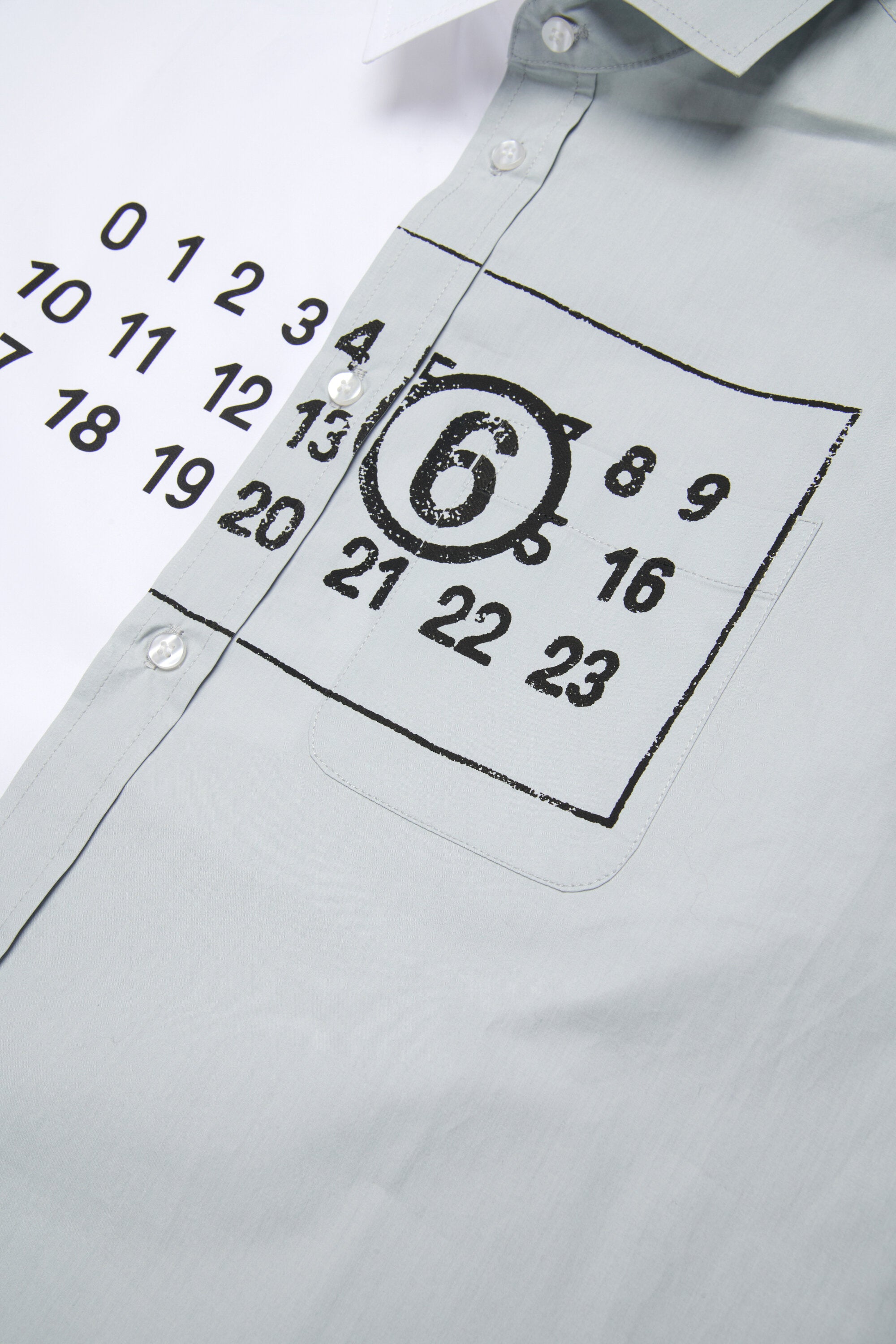 Zweifarbiges, neu geschnittenes Popeline-Hemd