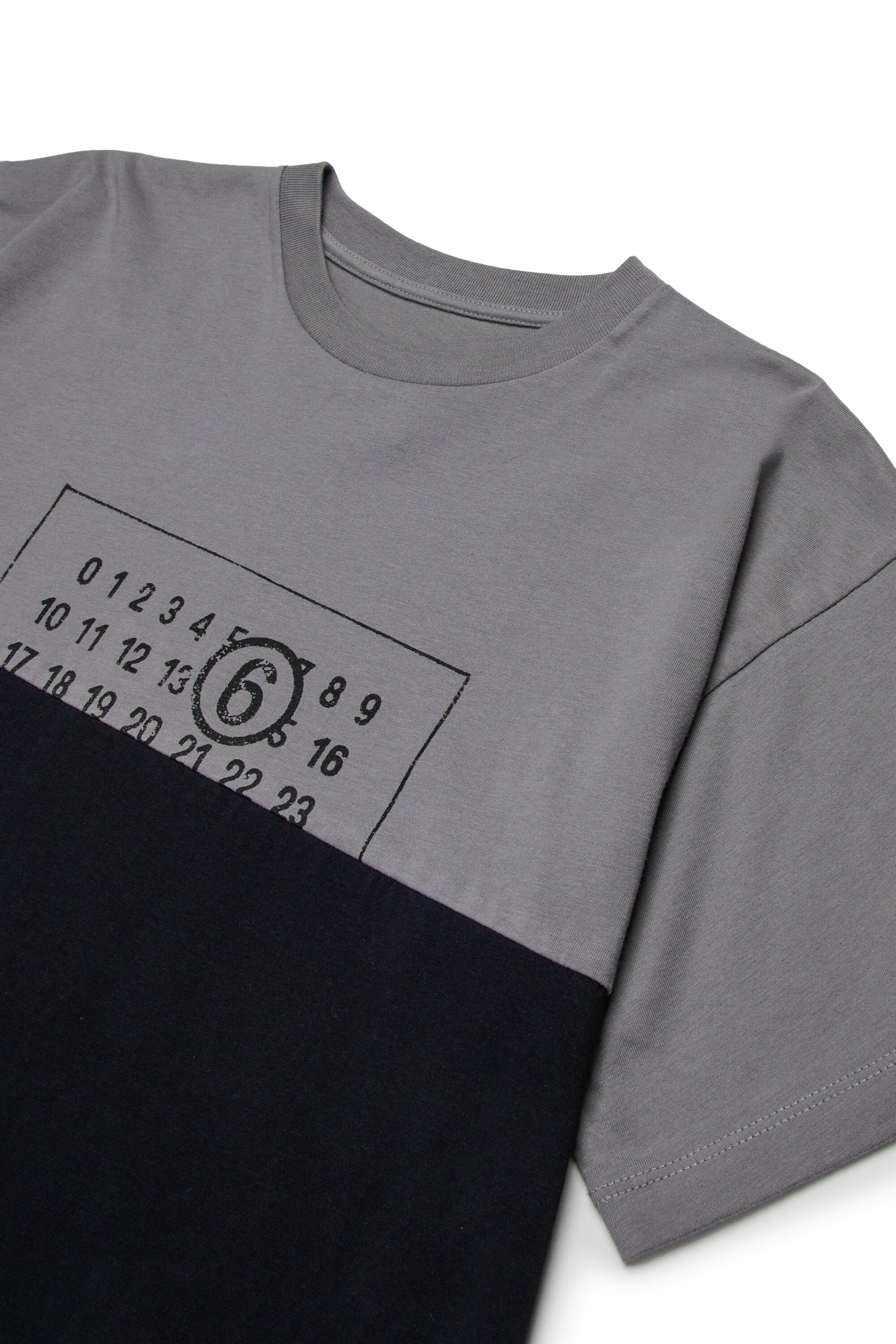 Zweifarbiges, neu geschnittenes Jersey-T-Shirt