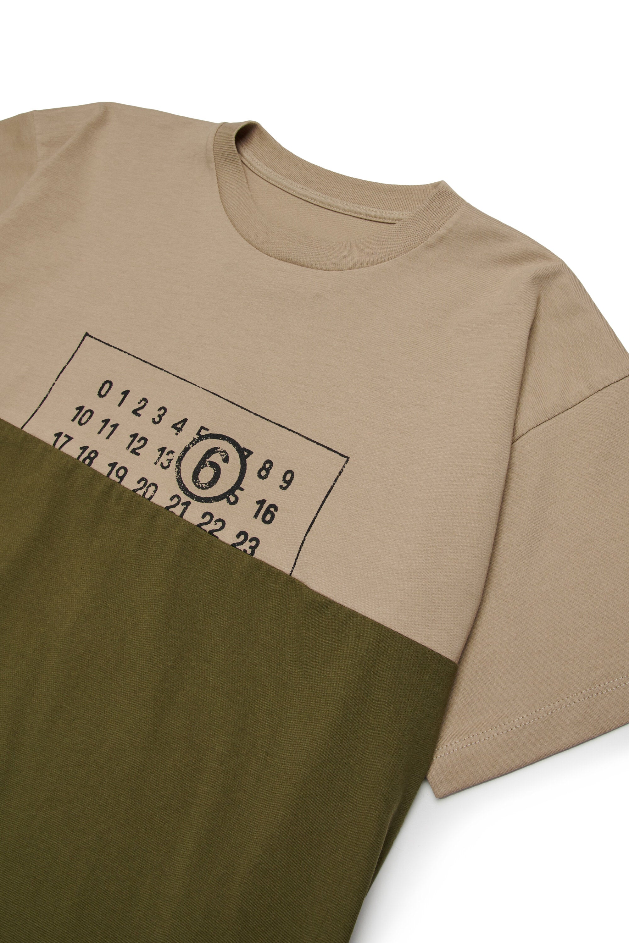 Zweifarbiges, neu geschnittenes Jersey-T-Shirt