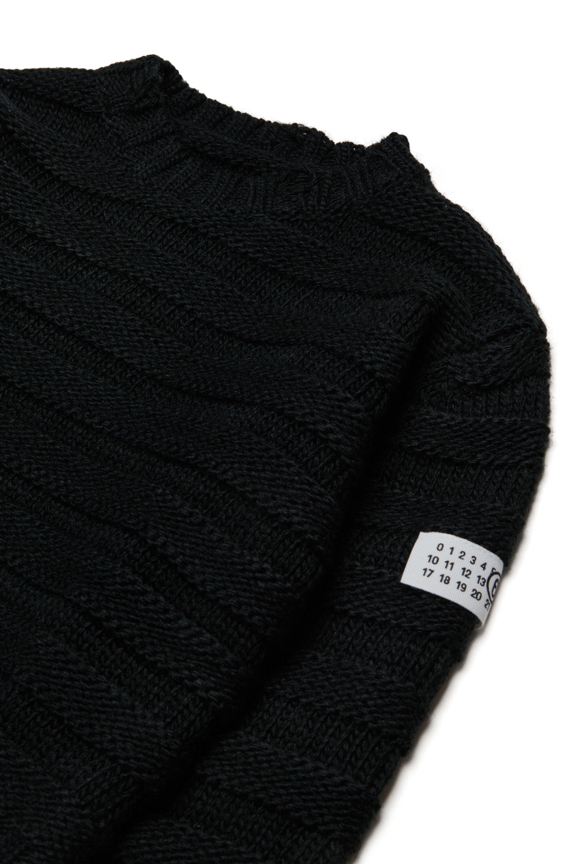 Pullover aus gerippter Wollmischung mit Unterbrechungen