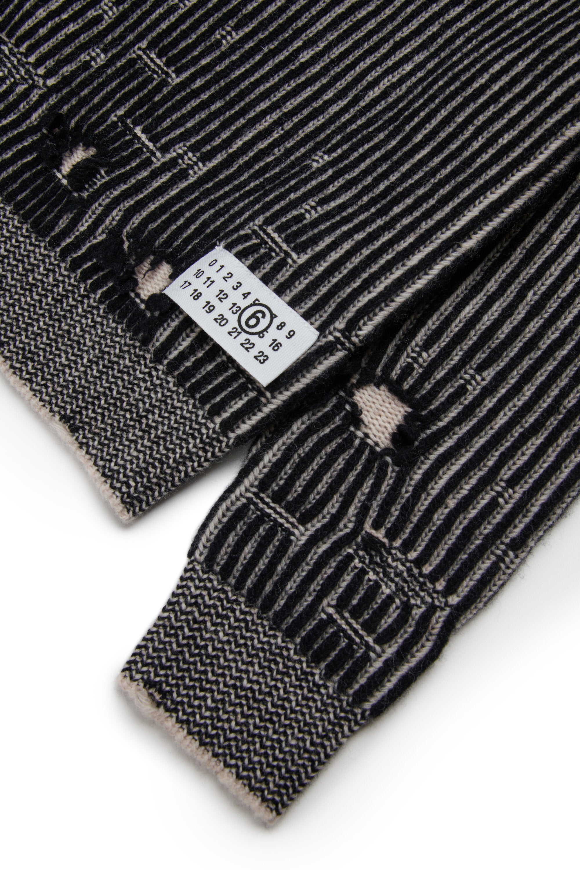 Gerippter Wollpullover mit Unterbrechungen