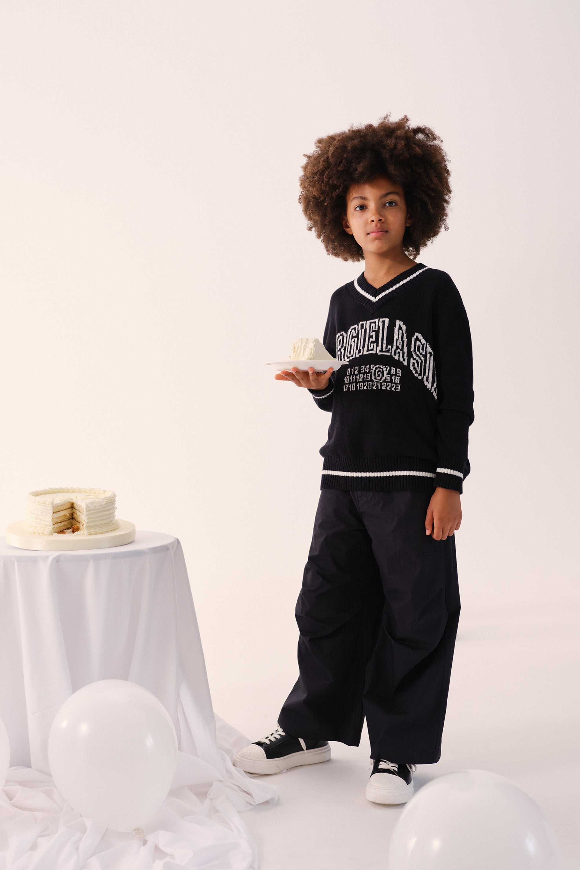 Pullover mit V-Ausschnitt und Logo